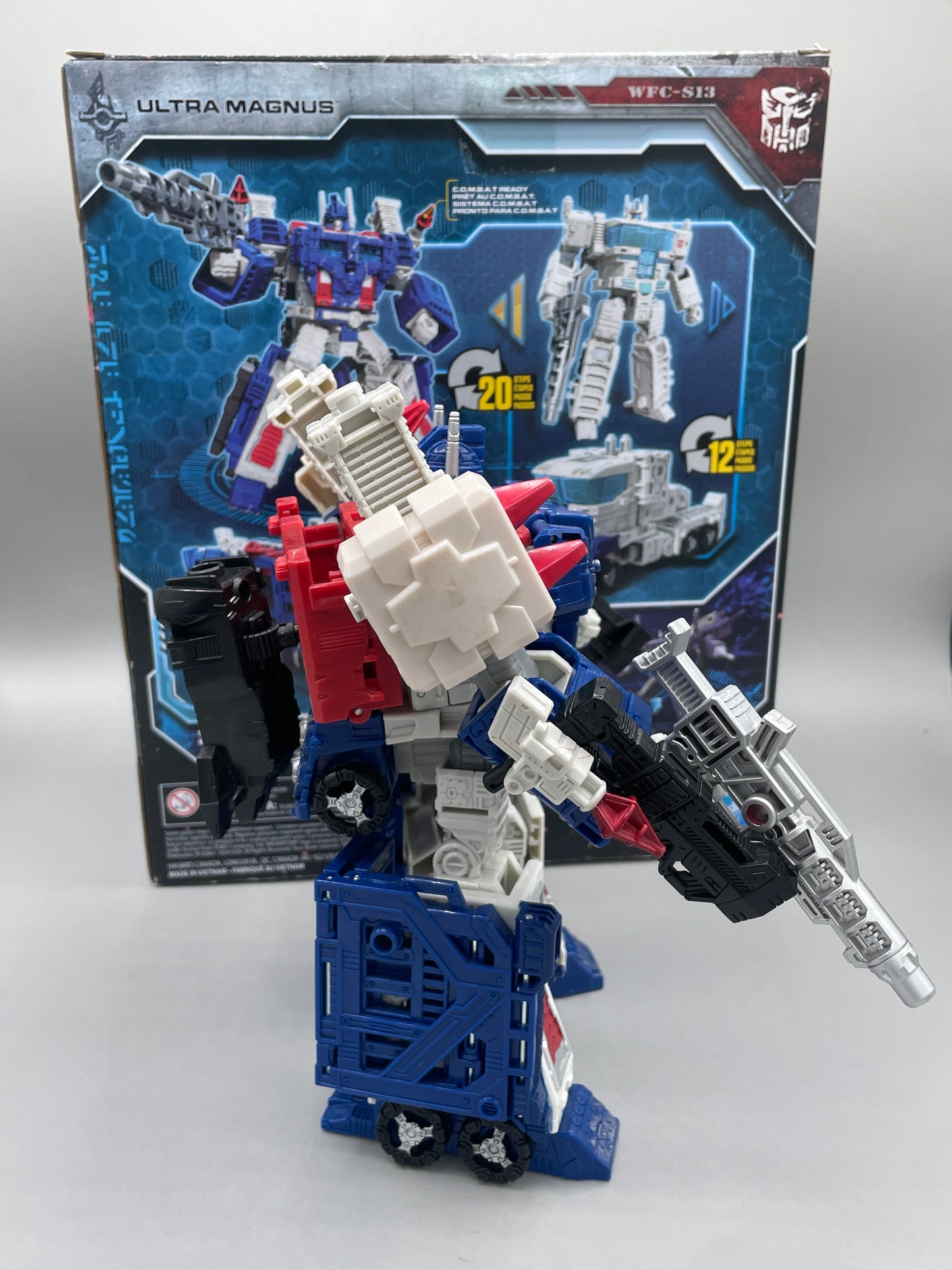 TRANSFORMERS SIEGE - WAR FOR CYBERTRON TRILOGY ULTRA MAGNUS HASBRO ACTION FIGURE - NIB!