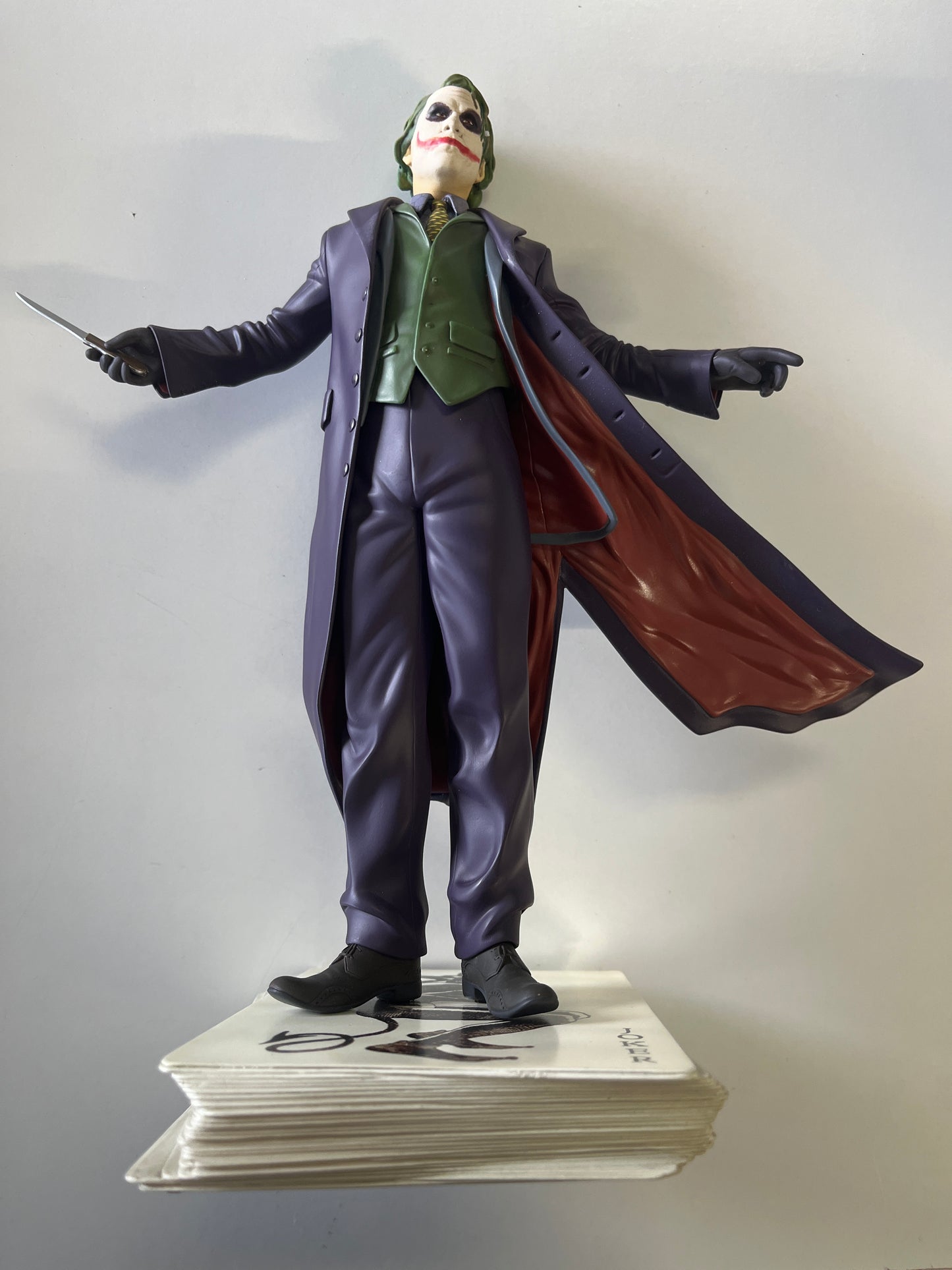 THE DARK KNIGHT JOKER THE JOKER STATUE DC DIRECT “10 TALL X 10” WIDE X 6” DEEP