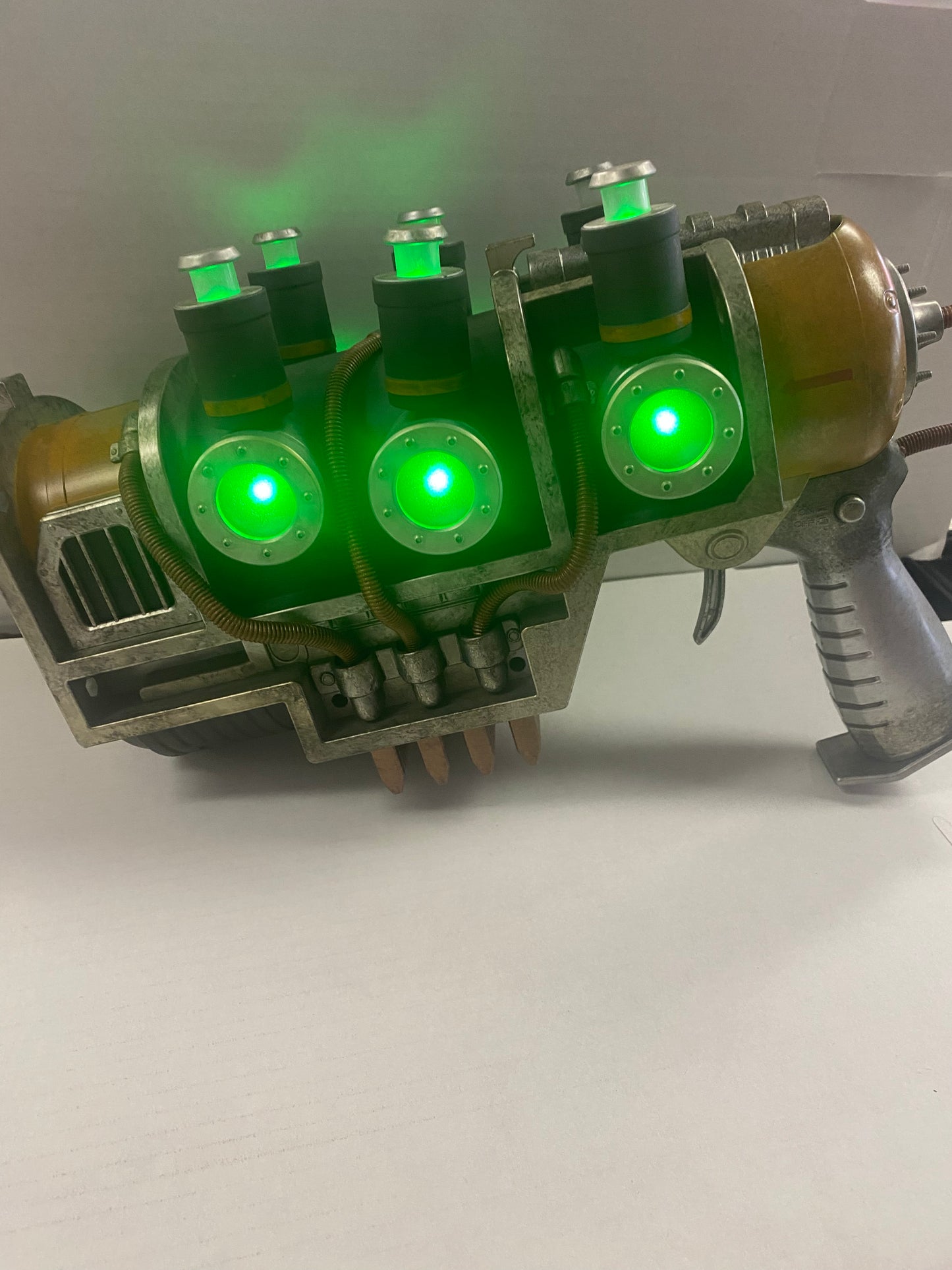 Fall Out WEAPON LOOSE NO BOX LIGHTS UP