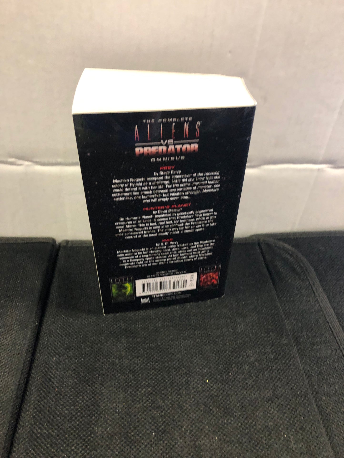 TITAN BOOKS THE COMPLETE ALIENS VS PREDATOR OMNIBUS (2016)