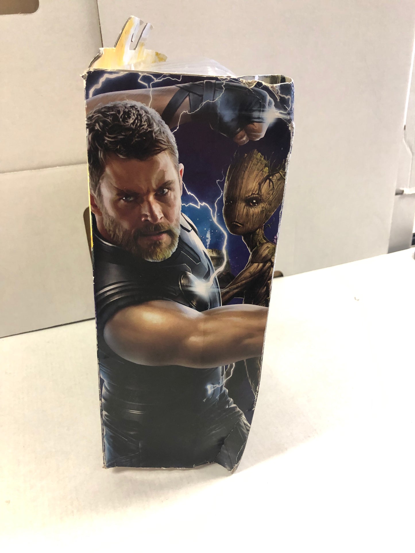 MARVEL SELECT AVENGERS INFINITY WAR THOR AND GROOT POOR CONDITION HOLE ONBACK OF BOX