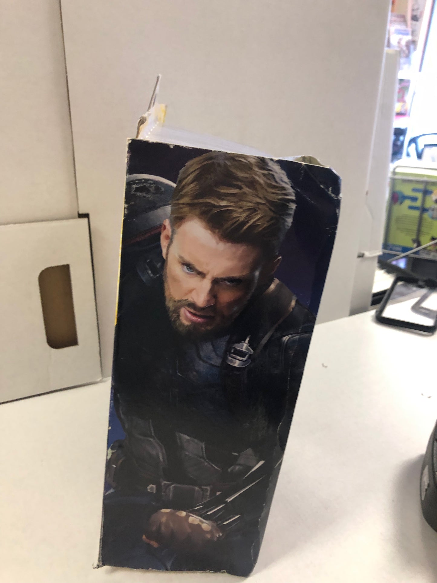 MARVEL SELECT AVENGERS INFINITY WAR CAPTAIN AMERICA OKAY CONDITION BOX DAMAGE ON BOTTOM OF BOX
