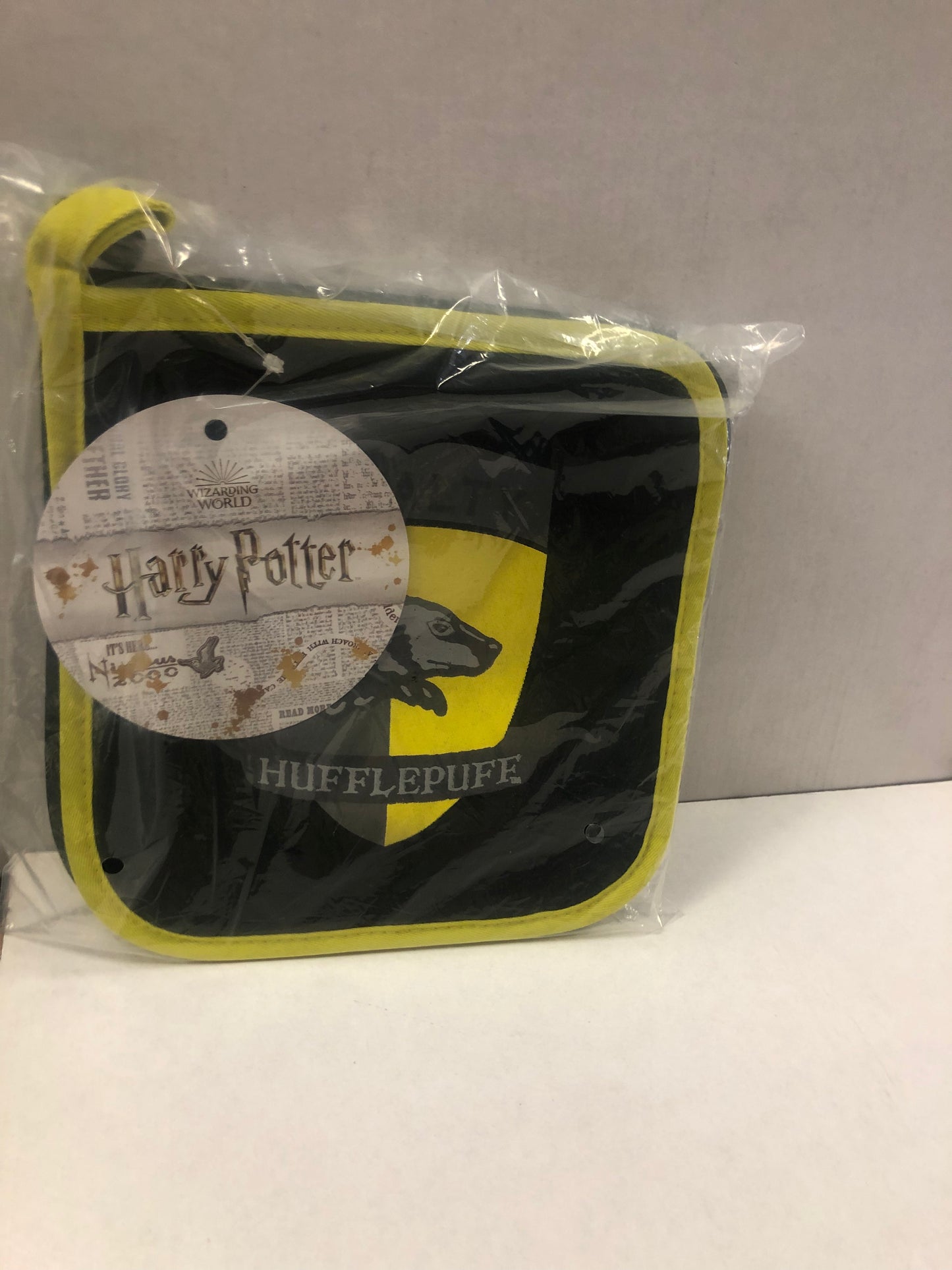 WB HARRY POTTER HUFFLEPUFF POT HOLDERS UNOPENED DECENT CONDITION