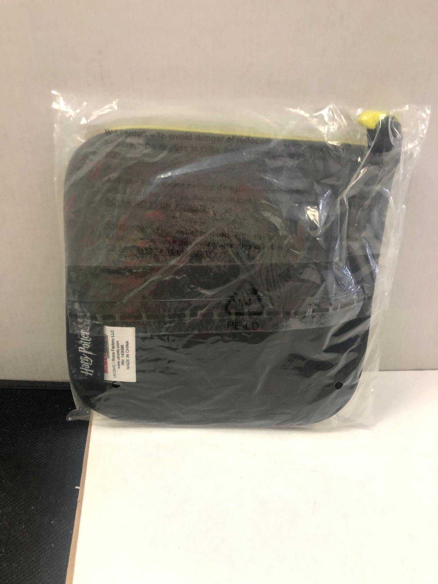 WB HARRY POTTER HUFFLEPUFF POT HOLDERS UNOPENED DECENT CONDITION