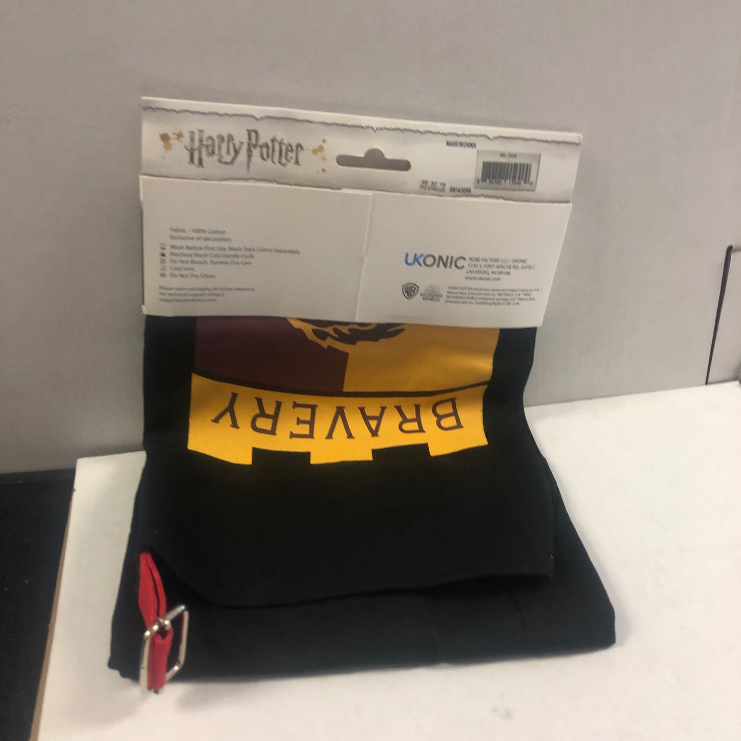UKONIC HARRY POTTER GRYFFINDOR APRON EXCELLENT CONDITION