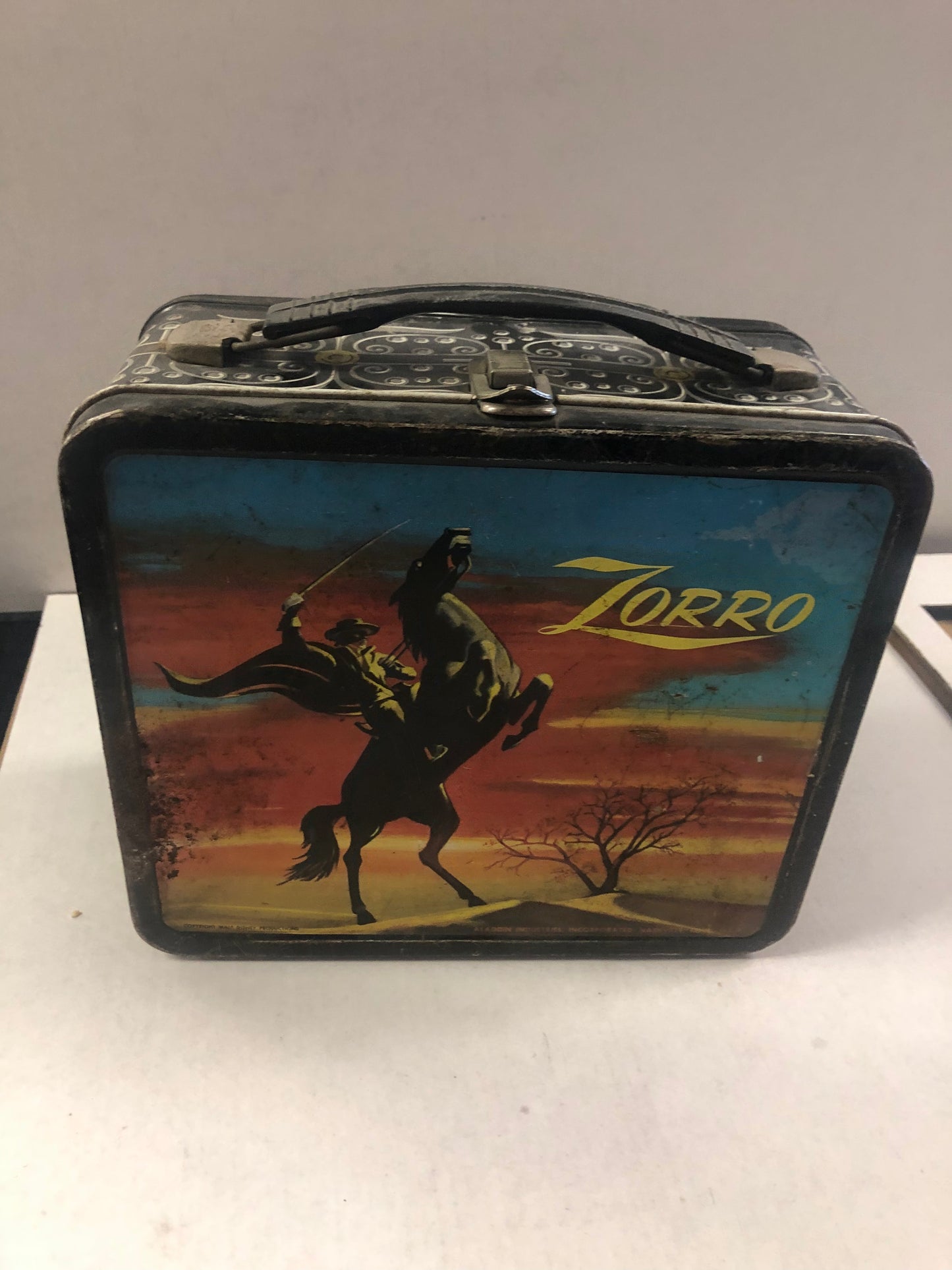 ALADDIN INDUSTRIES ZORRO BLACK LUNCHBOX WITH THERMOS OKAY CONDITION RUST ON BOX