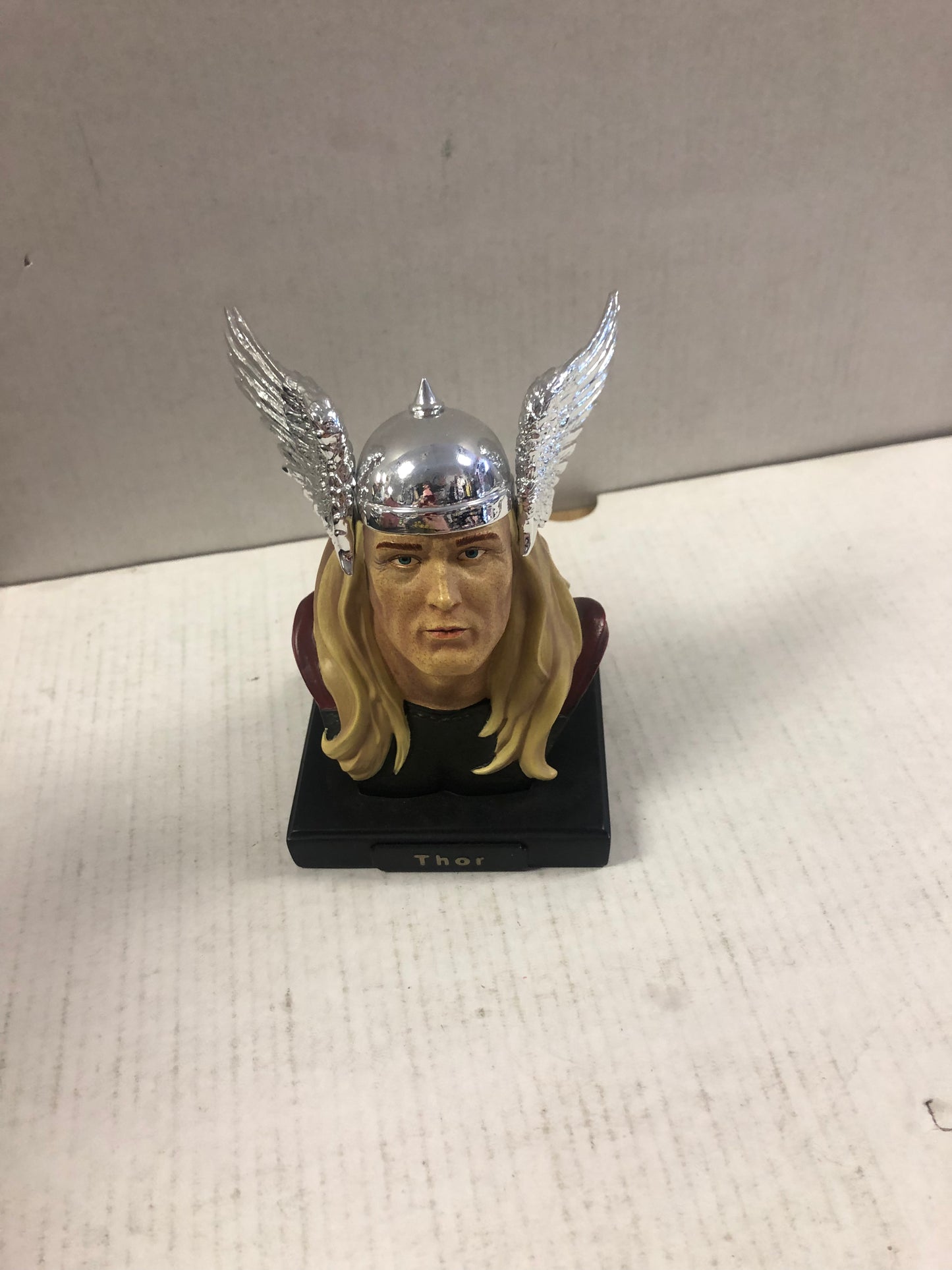 DIAMOND SELECT THE MIGHTY THOR MINI HEAD BUST BASED ON DESIGNS BY ALEX ROSS 146/2000 COMES WITH BOX SLIGHT BOX DAMAGE ON TOP OF BOX