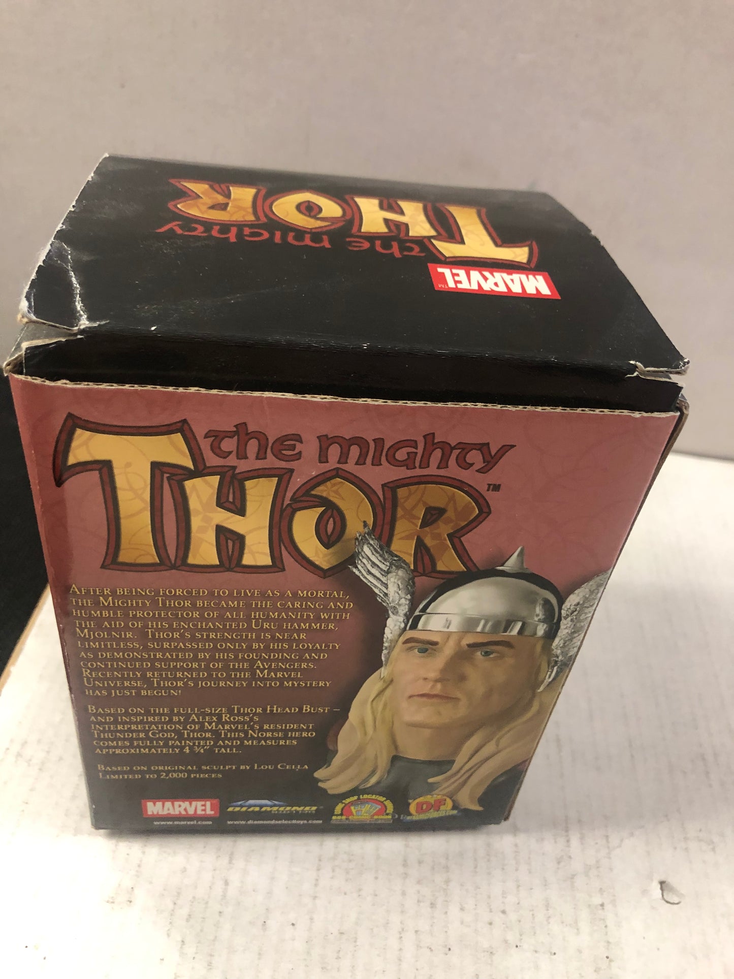 DIAMOND SELECT THE MIGHTY THOR MINI HEAD BUST BASED ON DESIGNS BY ALEX ROSS 146/2000 COMES WITH BOX SLIGHT BOX DAMAGE ON TOP OF BOX