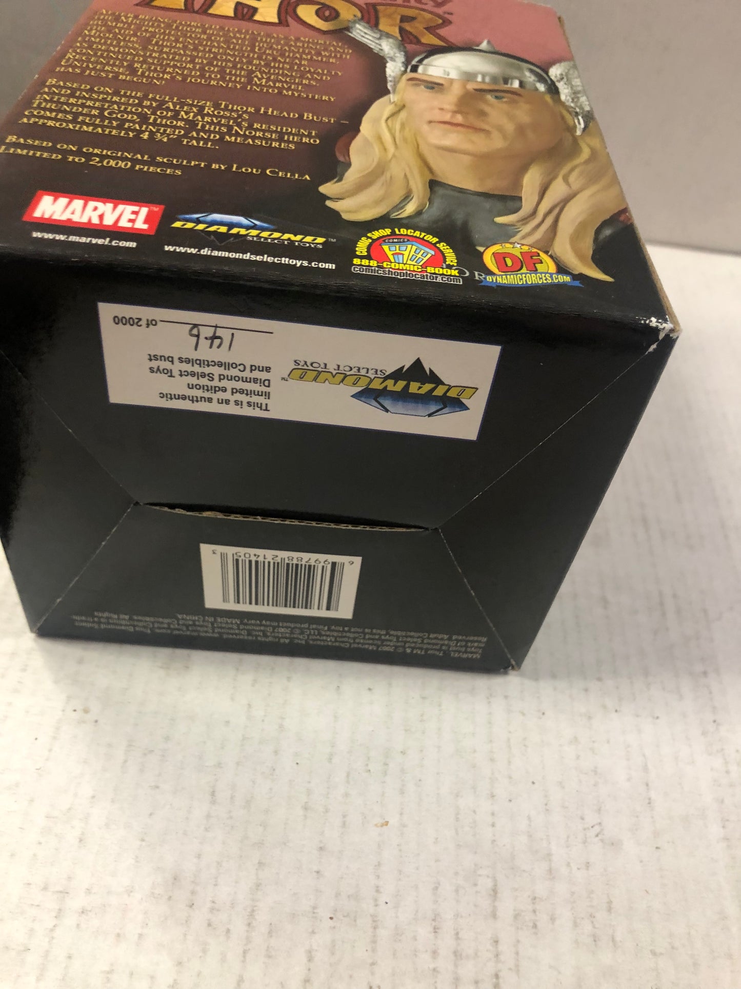 DIAMOND SELECT THE MIGHTY THOR MINI HEAD BUST BASED ON DESIGNS BY ALEX ROSS 146/2000 COMES WITH BOX SLIGHT BOX DAMAGE ON TOP OF BOX