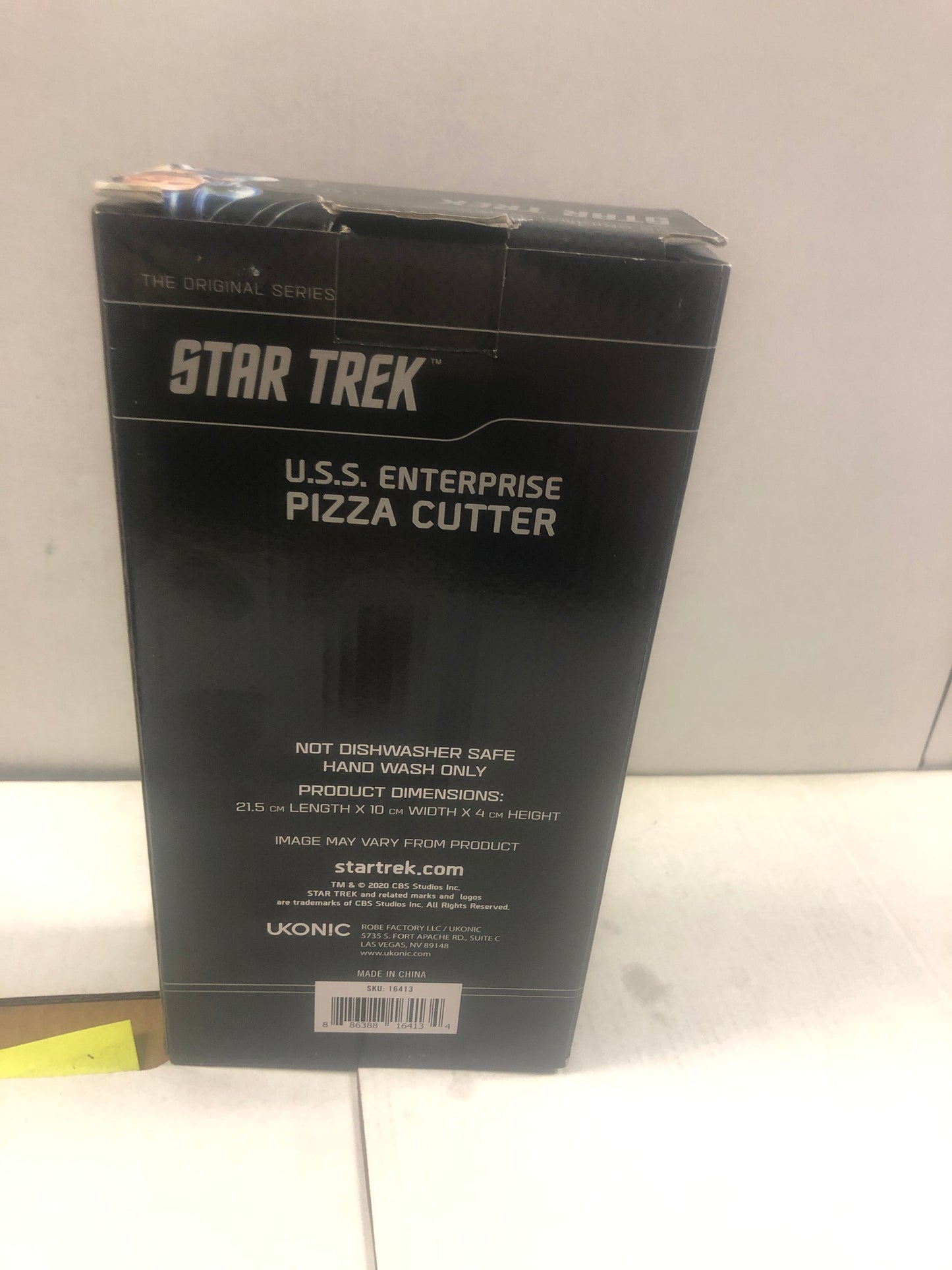 UKONIC STAR TREK USS ENTERPRISE PIZZA CUTTER FINE CONDITION BOX DAMAGE ON FRONT OF BOX