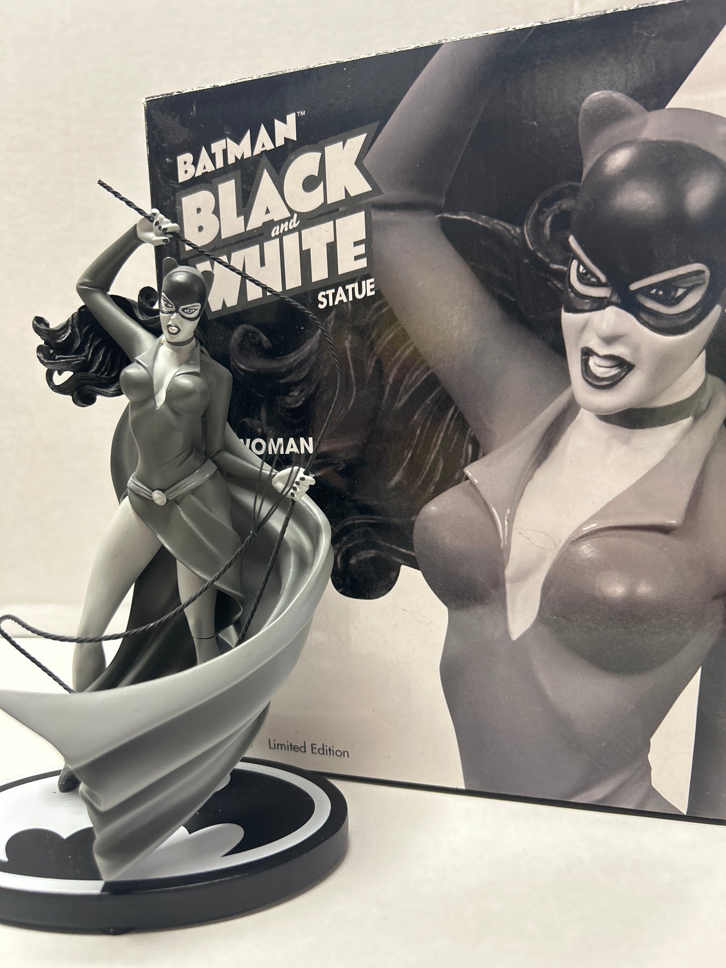 BATMAN BLACK AND WHITE STATUE CATWOMAN (BOX INCLUDED)