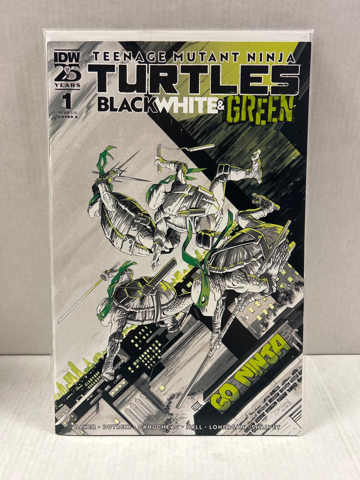 IDW PUBLISHING TEENAGE MUTANT NINJA TURTLES BLACK WHITE AND GREEN COVER A