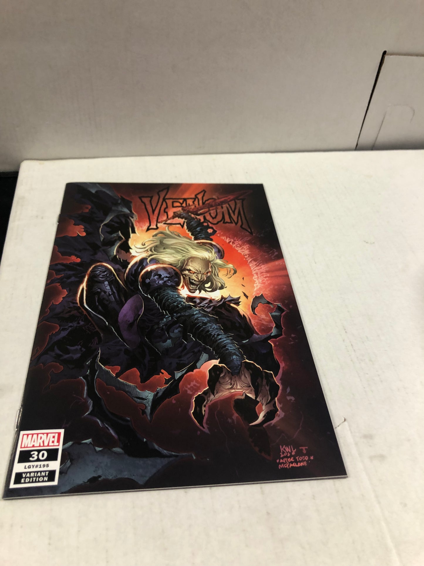 MARVEL COMICS VENOM 30 GOLDEN APPLE EXCLUSIVE VF/VF+