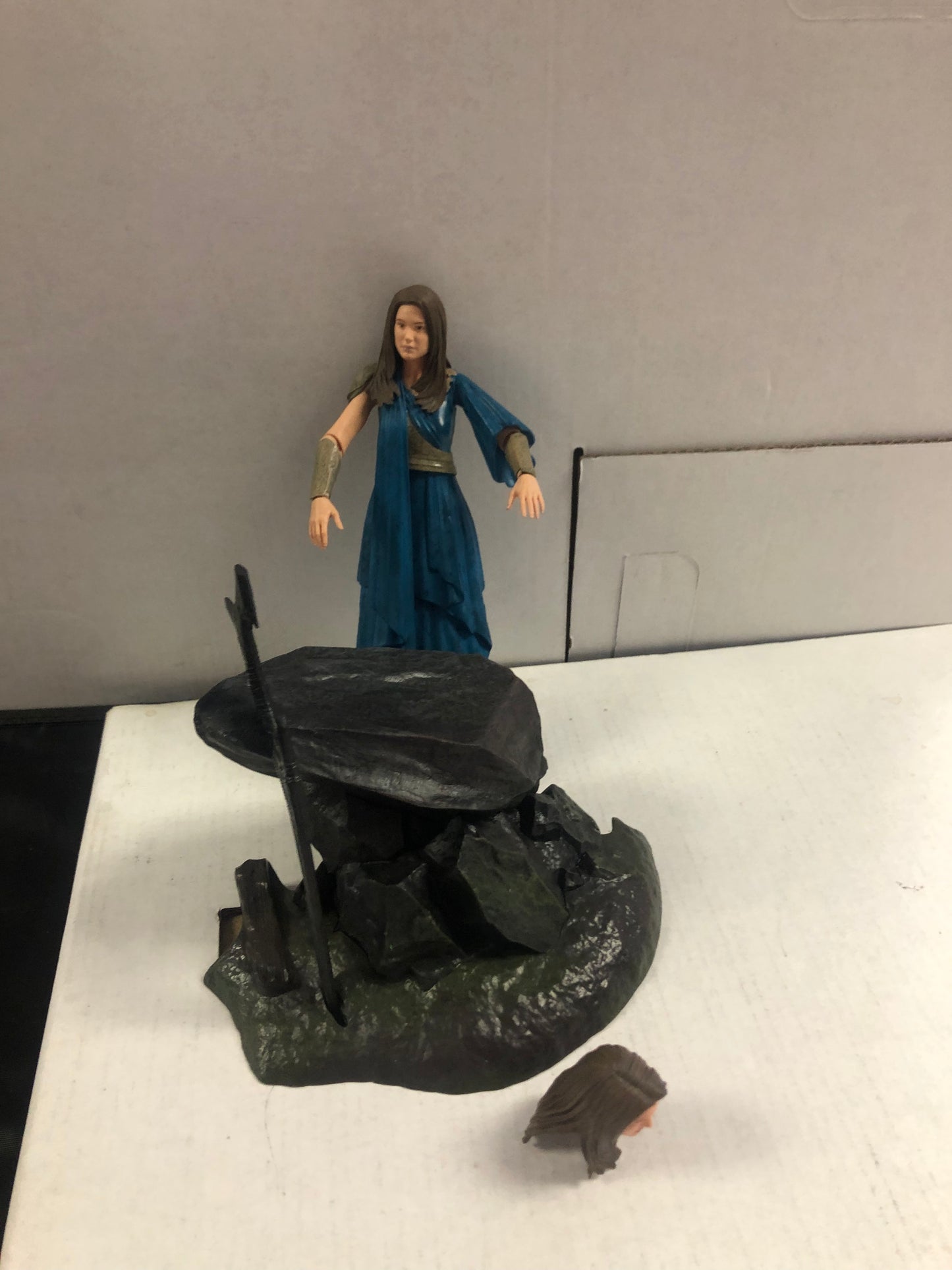 LOOSE 300 MOVIE ACTION FIGURE WITH CHANGEABLE HEAD AND ROCK DISPLAY