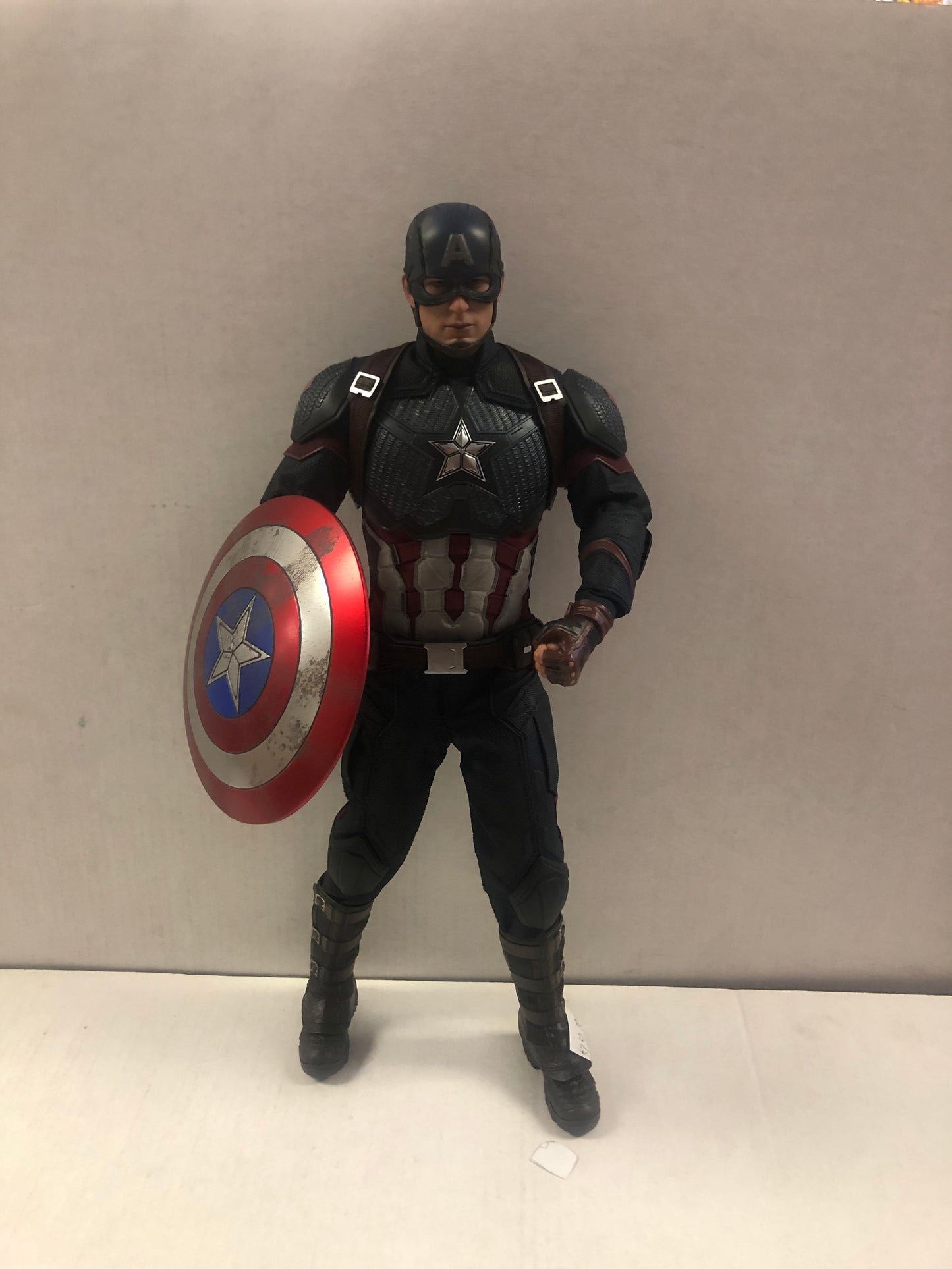 HOT TOYS CAPTAIN AMERICA AVENGERS ENDGAME EXCELLENT CONDITION