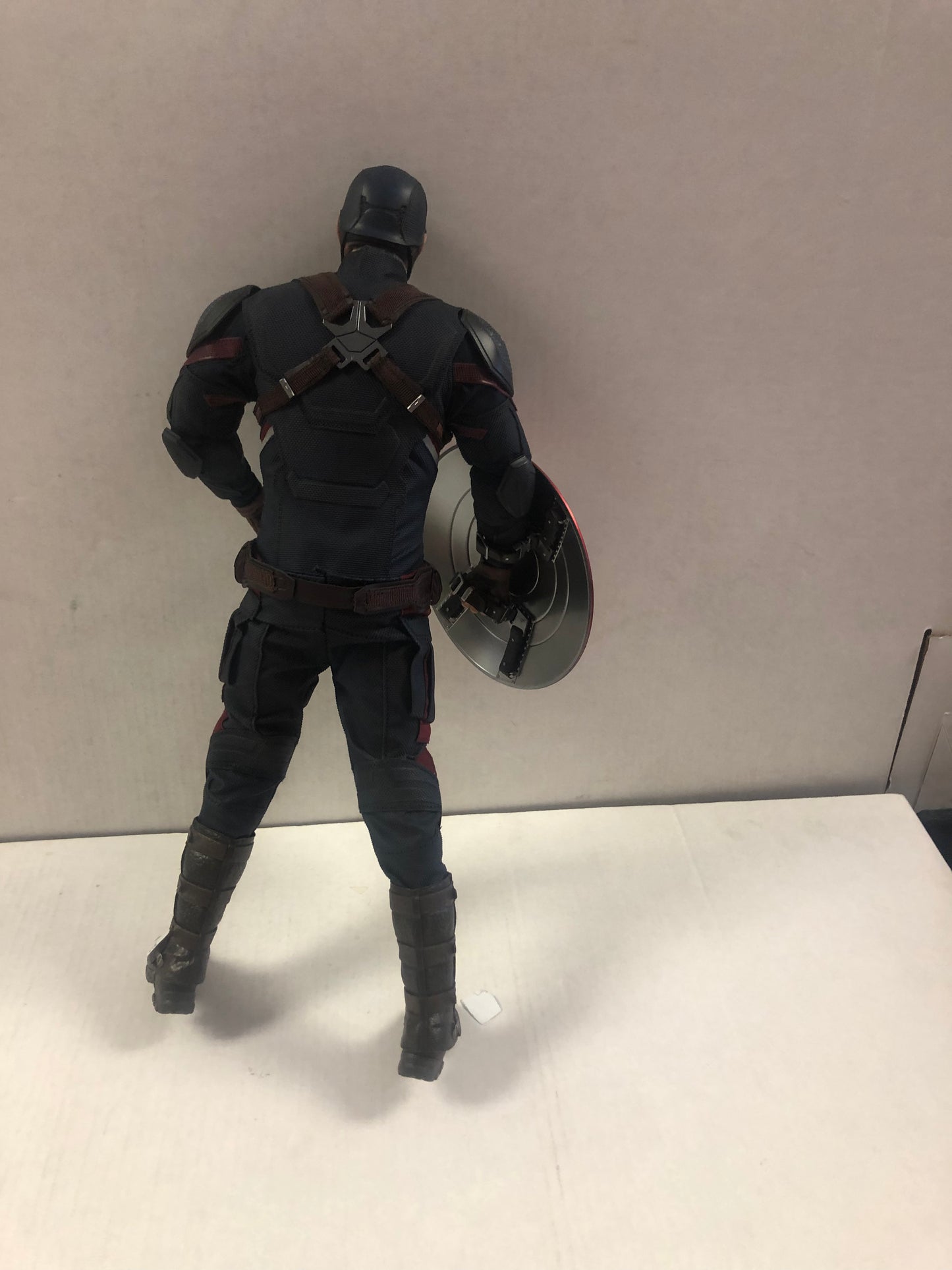 HOT TOYS CAPTAIN AMERICA AVENGERS ENDGAME EXCELLENT CONDITION