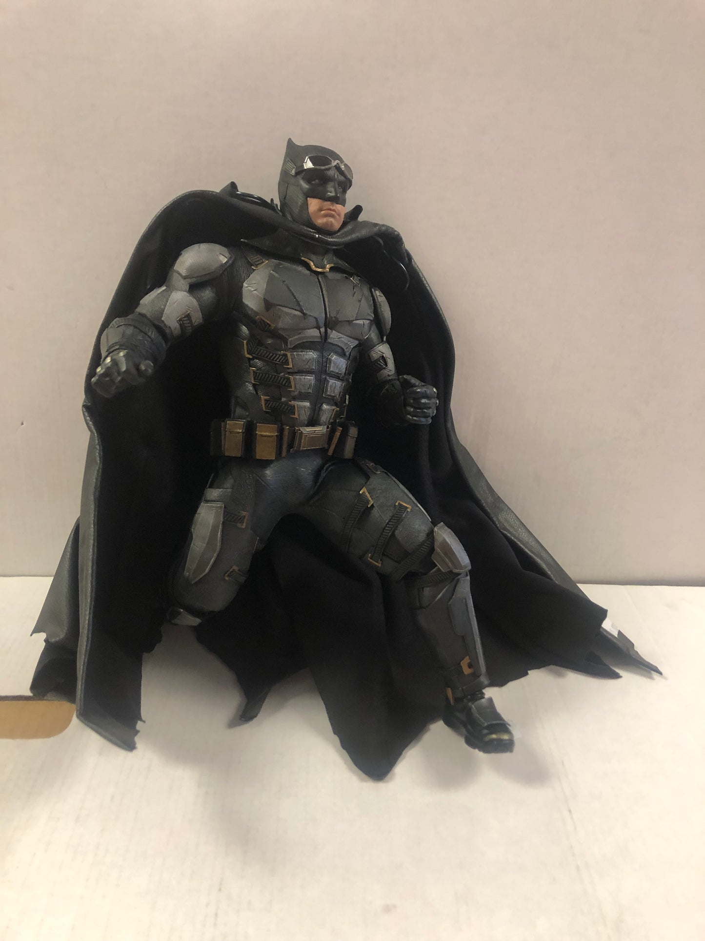 HOT TOYS JUSTICE LEAGUE BATMAN TACTICAL BATSUIT VERSION GREAT CONDITION