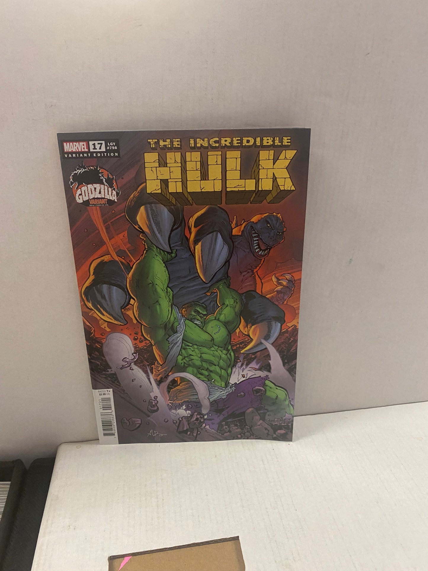 MARVEL COMICS THE INCREDIBLE HULK 17 VARIANT