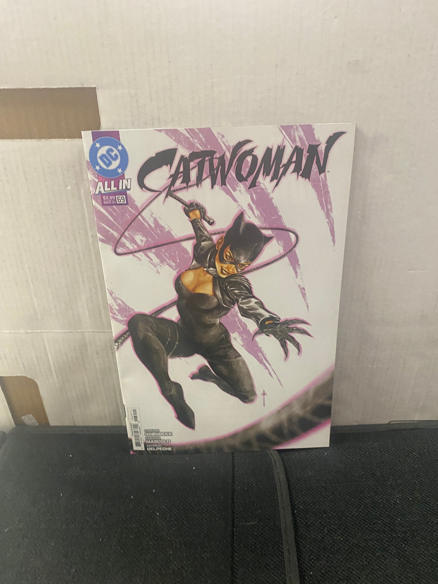 DC COMICS CATWOMAN #69