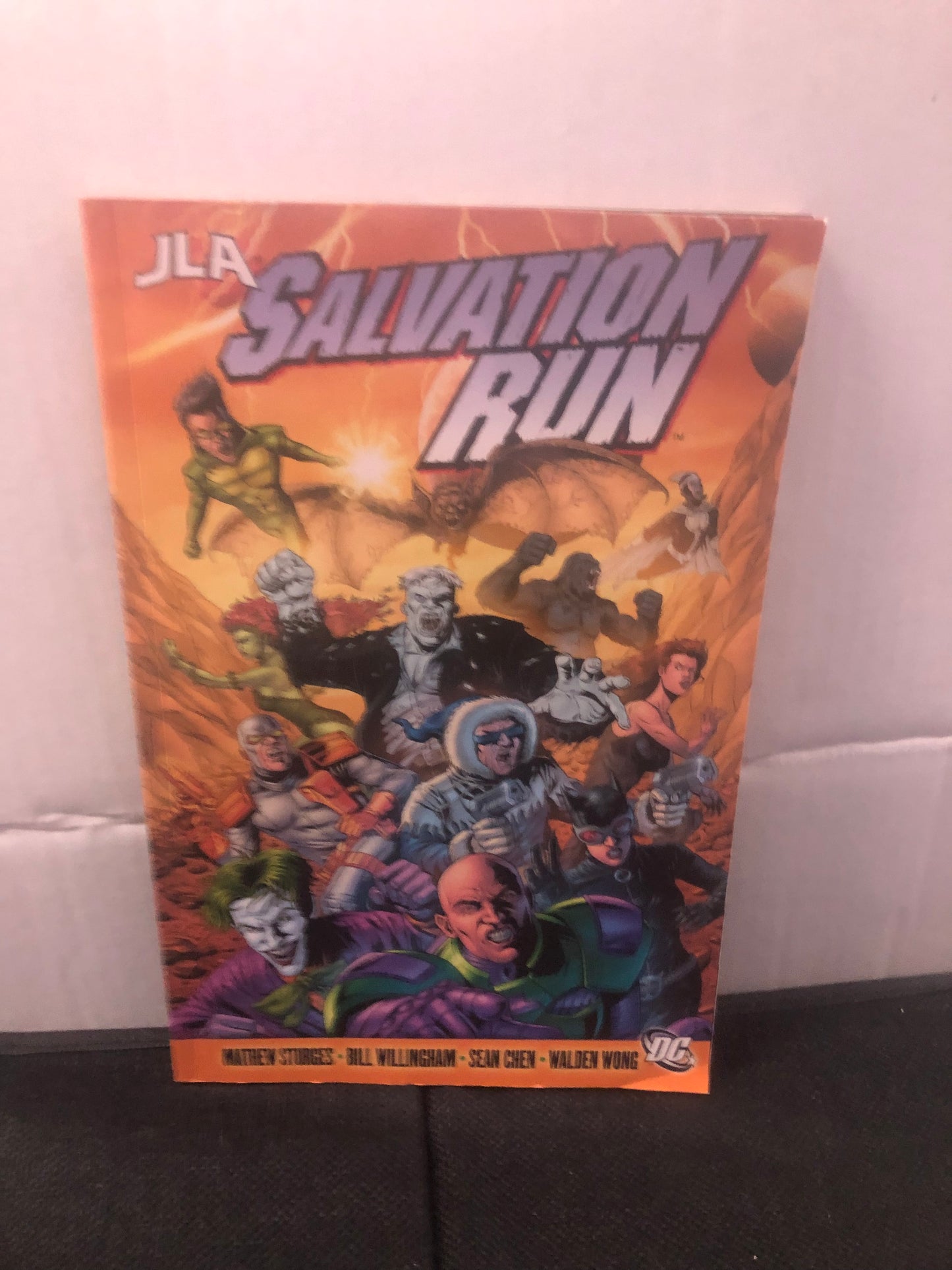 DC COMICS JLA SALVATION RUN TRADE (2008)