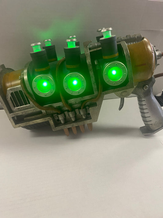 Fall Out WEAPON LOOSE NO BOX LIGHTS UP