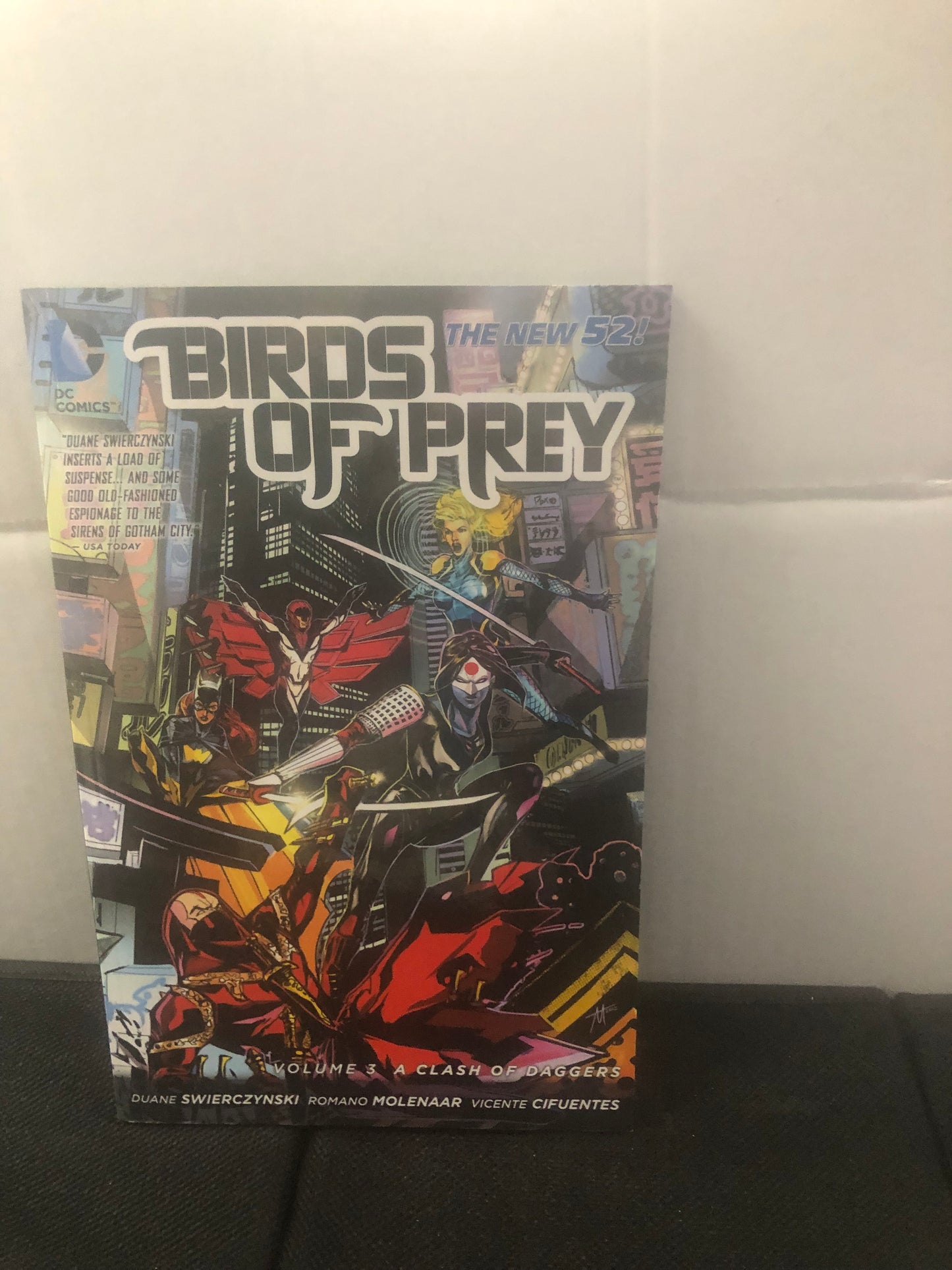 DC COMICS BIRDS OF PREY NEW 52  VOLUME THREE A CLASH OF DAGGERS (2013)