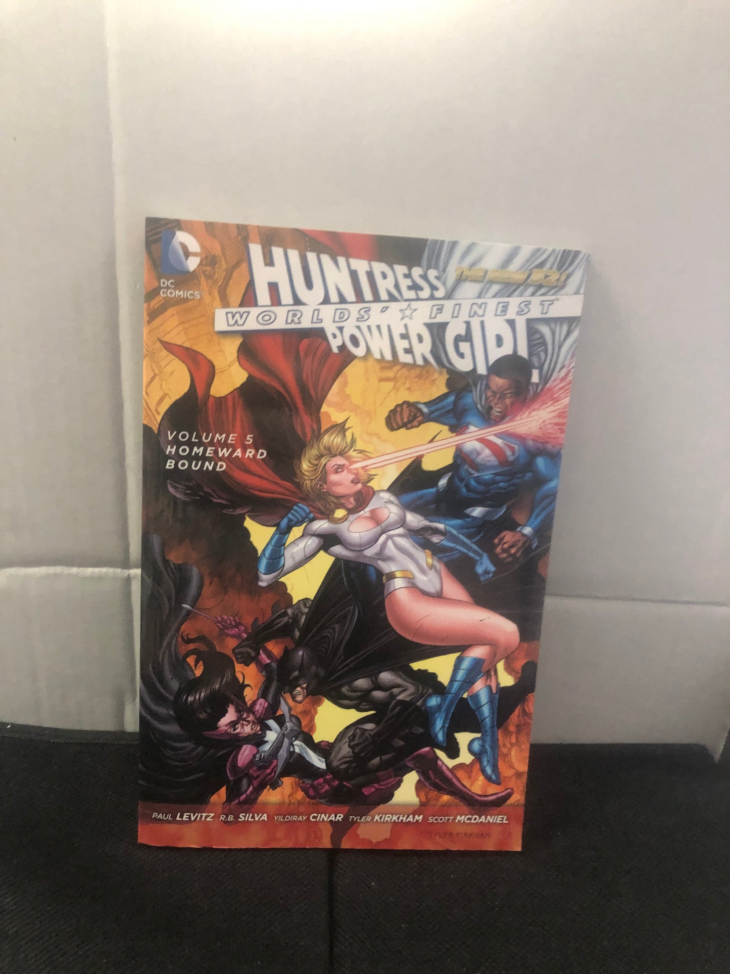 DC COMICS HUNTRESS POWERGIRL WORLDS FINEST VOLUME FIVE (2015)