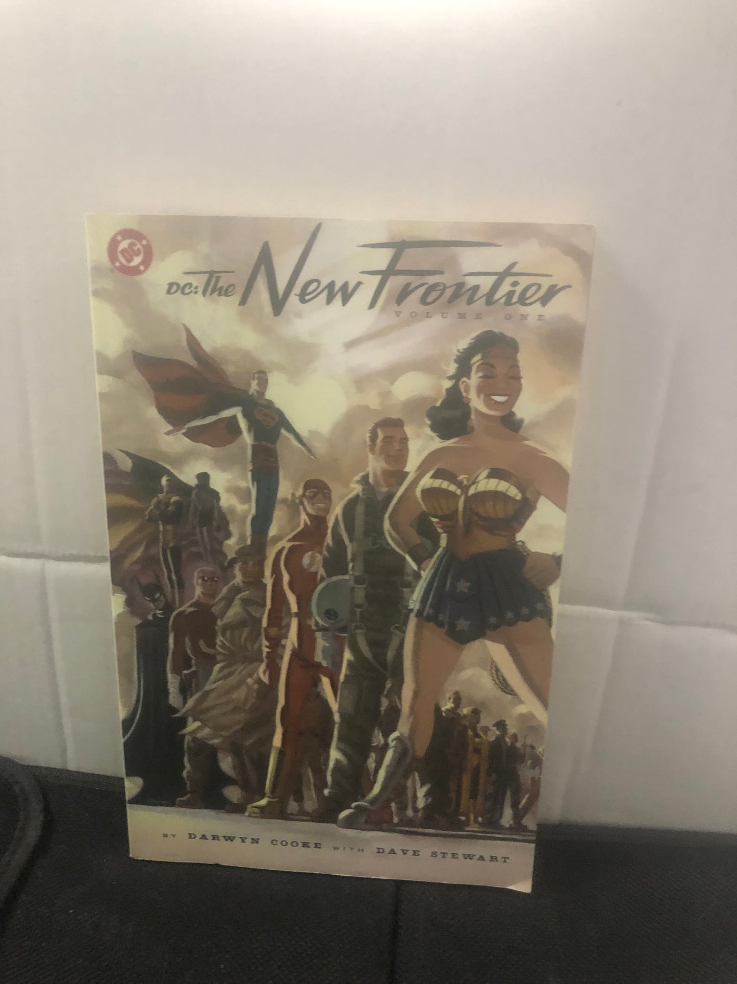 DC COMICS DC THE NEW FRONTIER VOLUME ONE (2004)