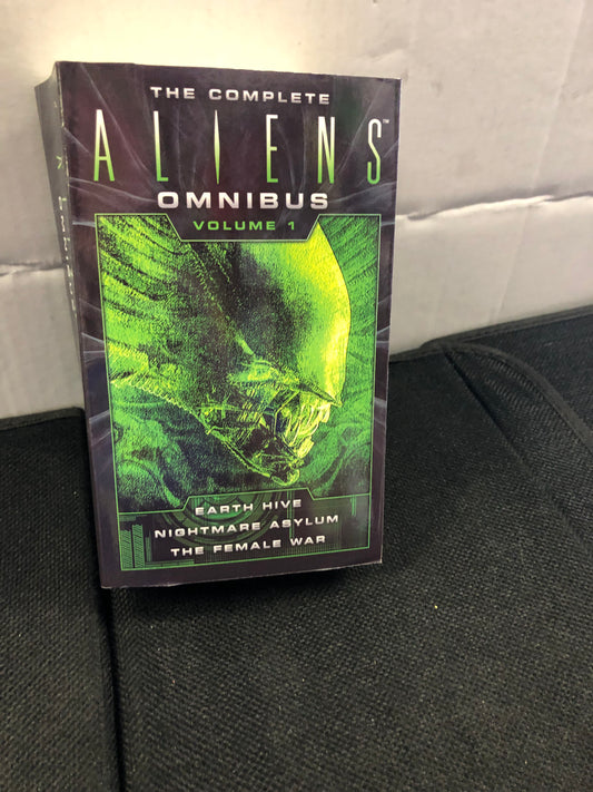 TITAN BOOKS THE COMPLETE ALIENS OMNIBUS VOLUME ONE (2015)
