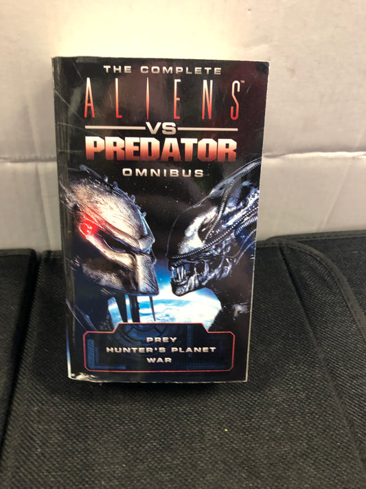 TITAN BOOKS THE COMPLETE ALIENS VS PREDATOR OMNIBUS (2016)