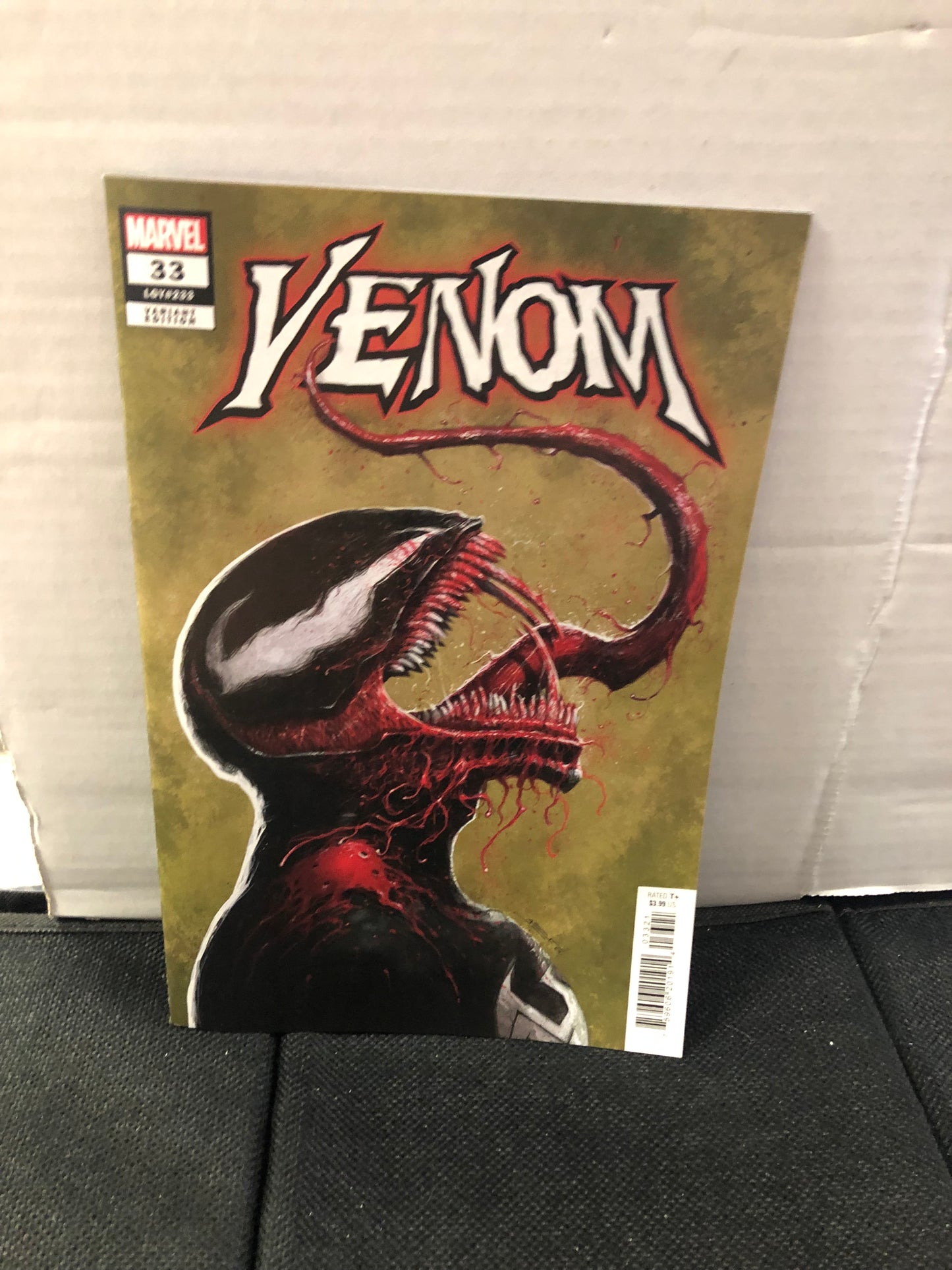 MARVEL COMICS VENOM 33 VARIANT