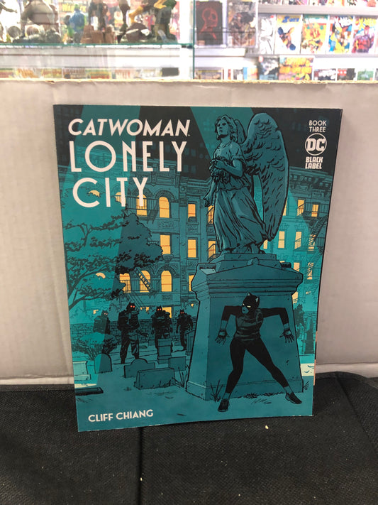 DC BLACK LABEL CATWOMAN LONELY CITY BOOK THREE