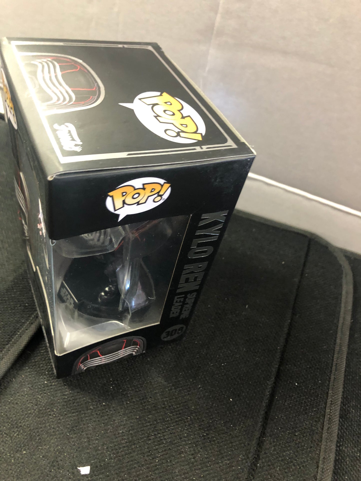 FUNKO POP STAR WARS #308 KYLO REN SUPREME LEADER  SOUND AND LIGHTS GOOD CONDITION