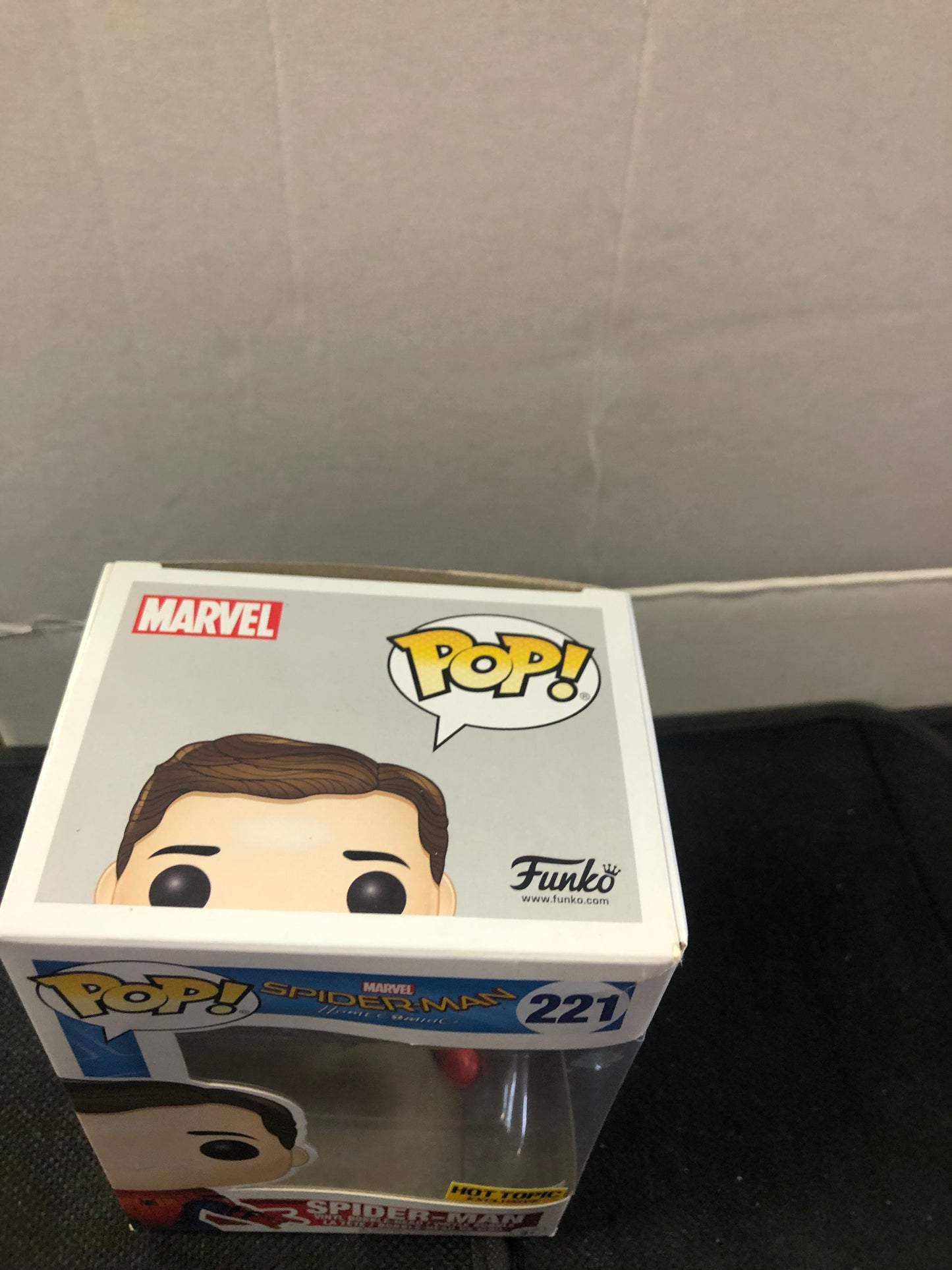 FUNKO POP SPIDER-MAN HOMECOMING #221 SPIDER-MAN HOT TOPIC EXCLUSIVE GOOD CONDITION SMALL TEAR ON FRONT OF BOX