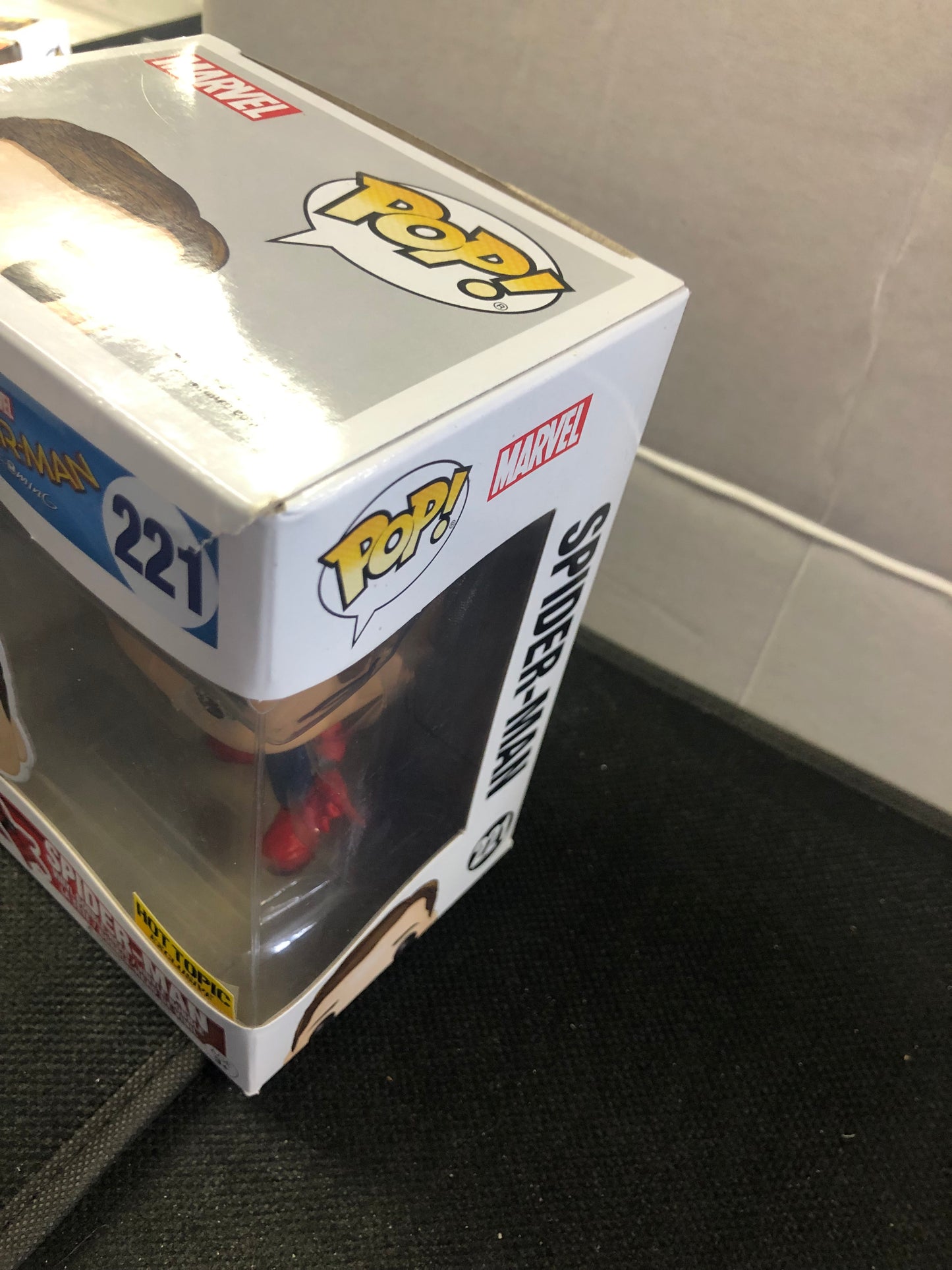 FUNKO POP SPIDER-MAN HOMECOMING #221 SPIDER-MAN HOT TOPIC EXCLUSIVE GOOD CONDITION SMALL TEAR ON FRONT OF BOX