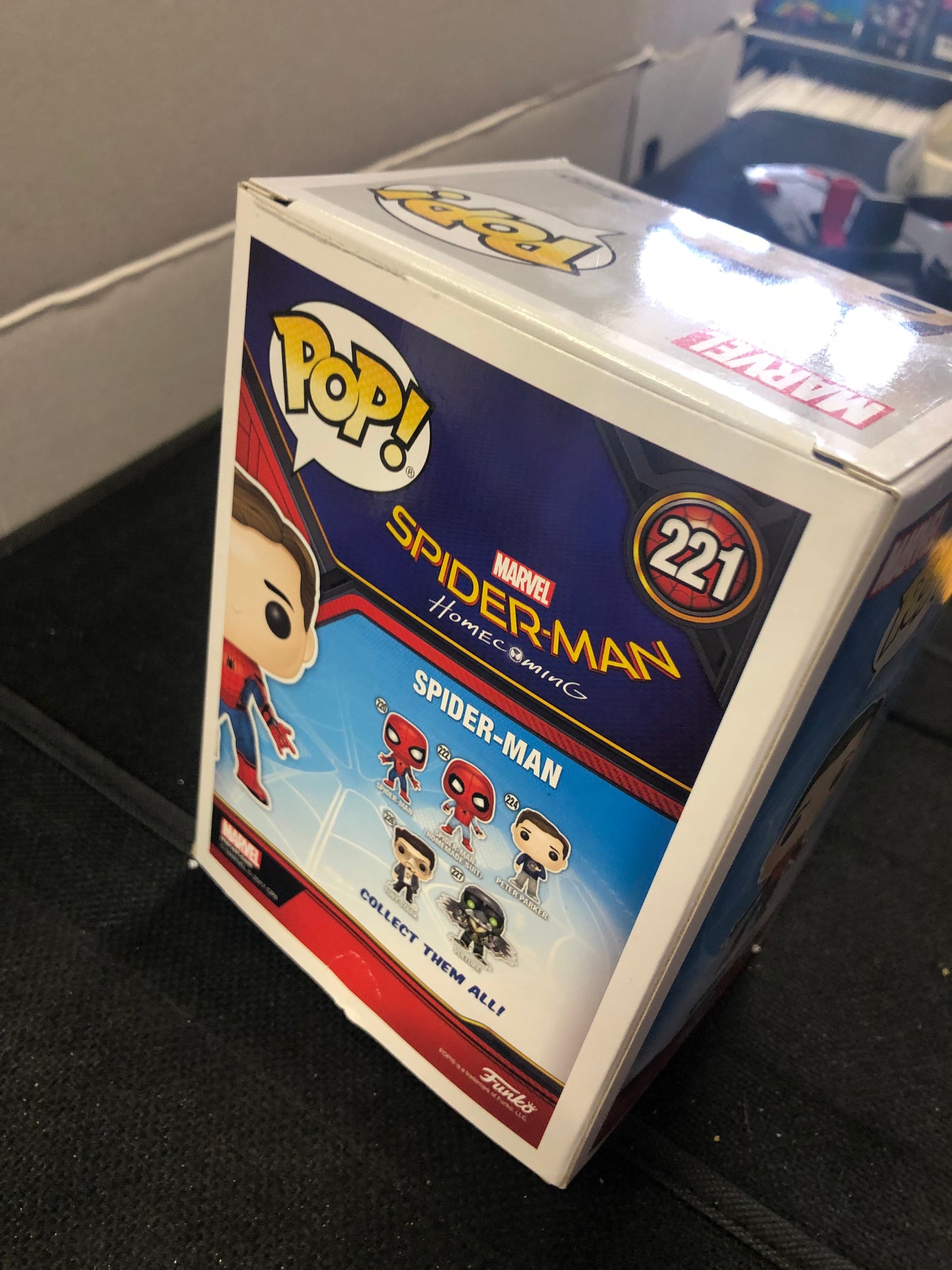 FUNKO POP SPIDER-MAN HOMECOMING #221 SPIDER-MAN HOT TOPIC EXCLUSIVE GOOD CONDITION SMALL TEAR ON FRONT OF BOX