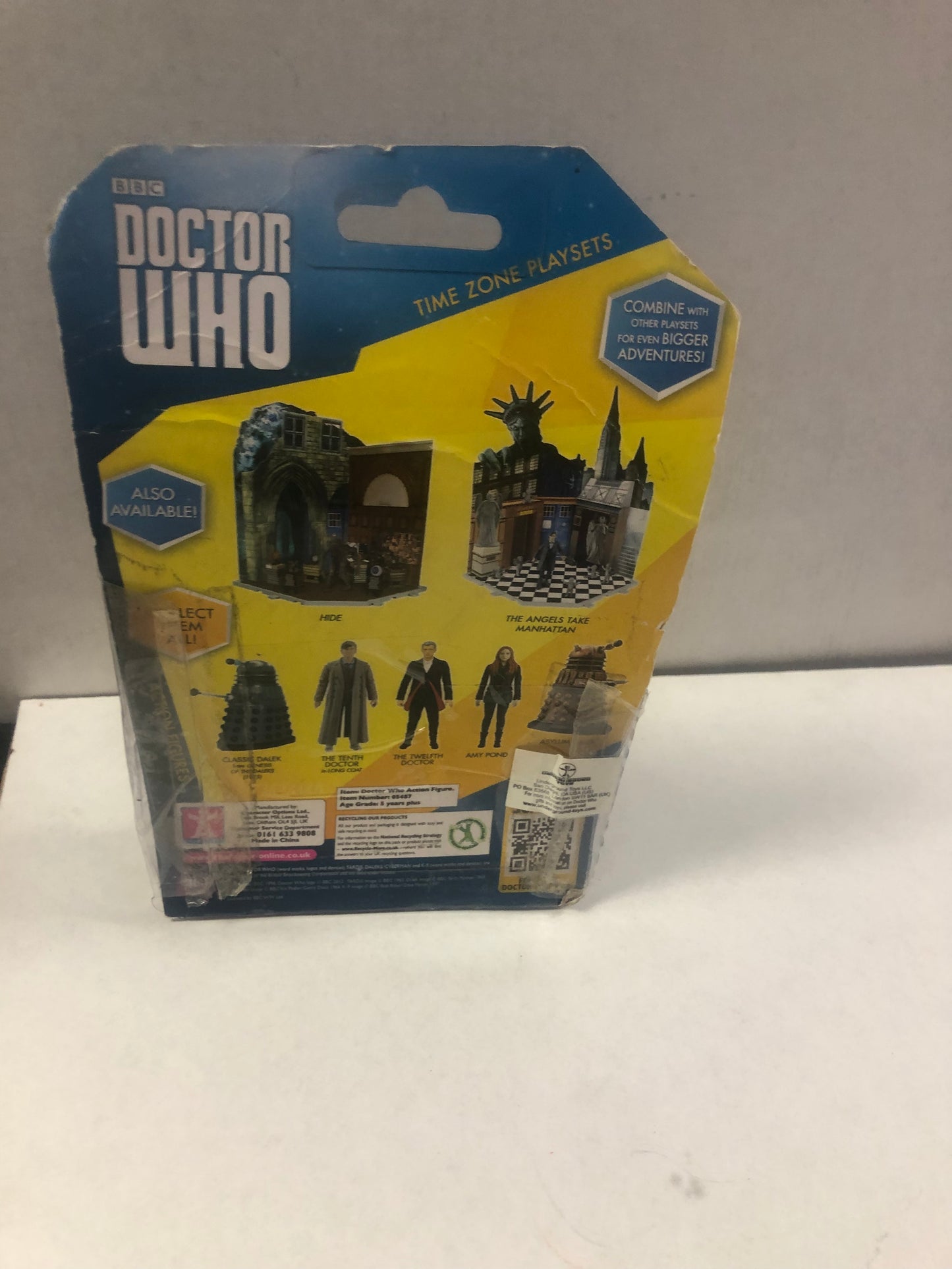 DOCTOR WHO WAVE 3 AMY POND ACTION FIGURE POOR CONDITION BOX TAPED ON BACK OF BOX AND LOOSE PLASTIC ON FRONT OF BOX