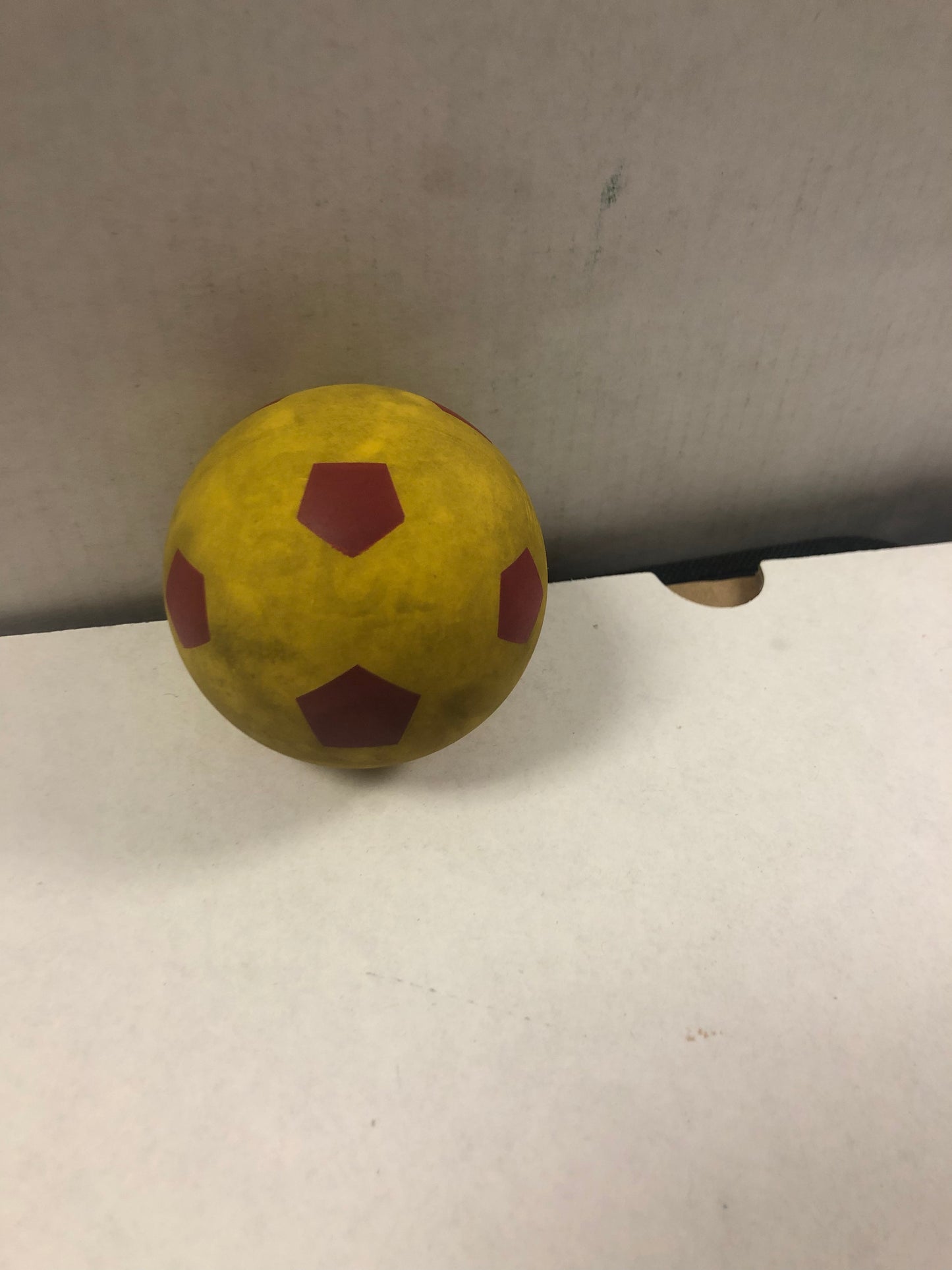 YELLOW HI BOUNCE BAUNCE BALL POOR CONDITION