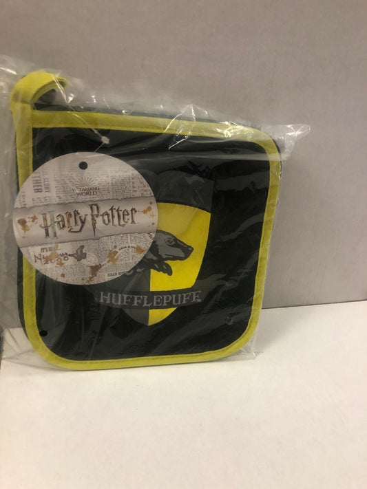 WB HARRY POTTER  HUFFLEPUFF POT HOLDERS UNOPENED GREAT CONDITION