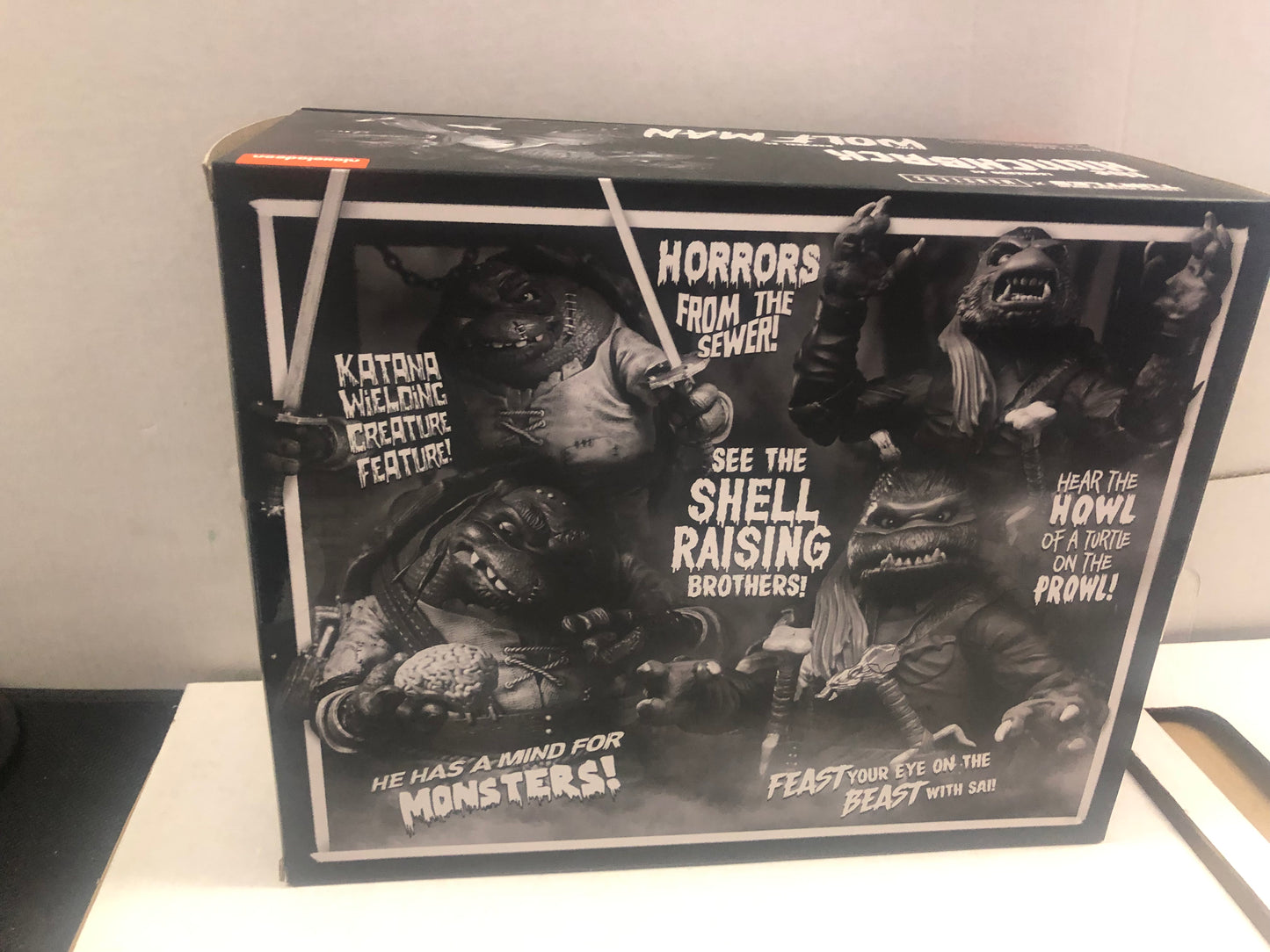 NICKELODEON TEENAGE MUTANT NINJA TURTLES/ UNIVERSAL MONSTERS CREATURE DOUBLE FEATURE LEONARDO AS THE HUNCHBACK AND RAPHAEL AS THE WOLFMAN EXCELLENT CONDITION