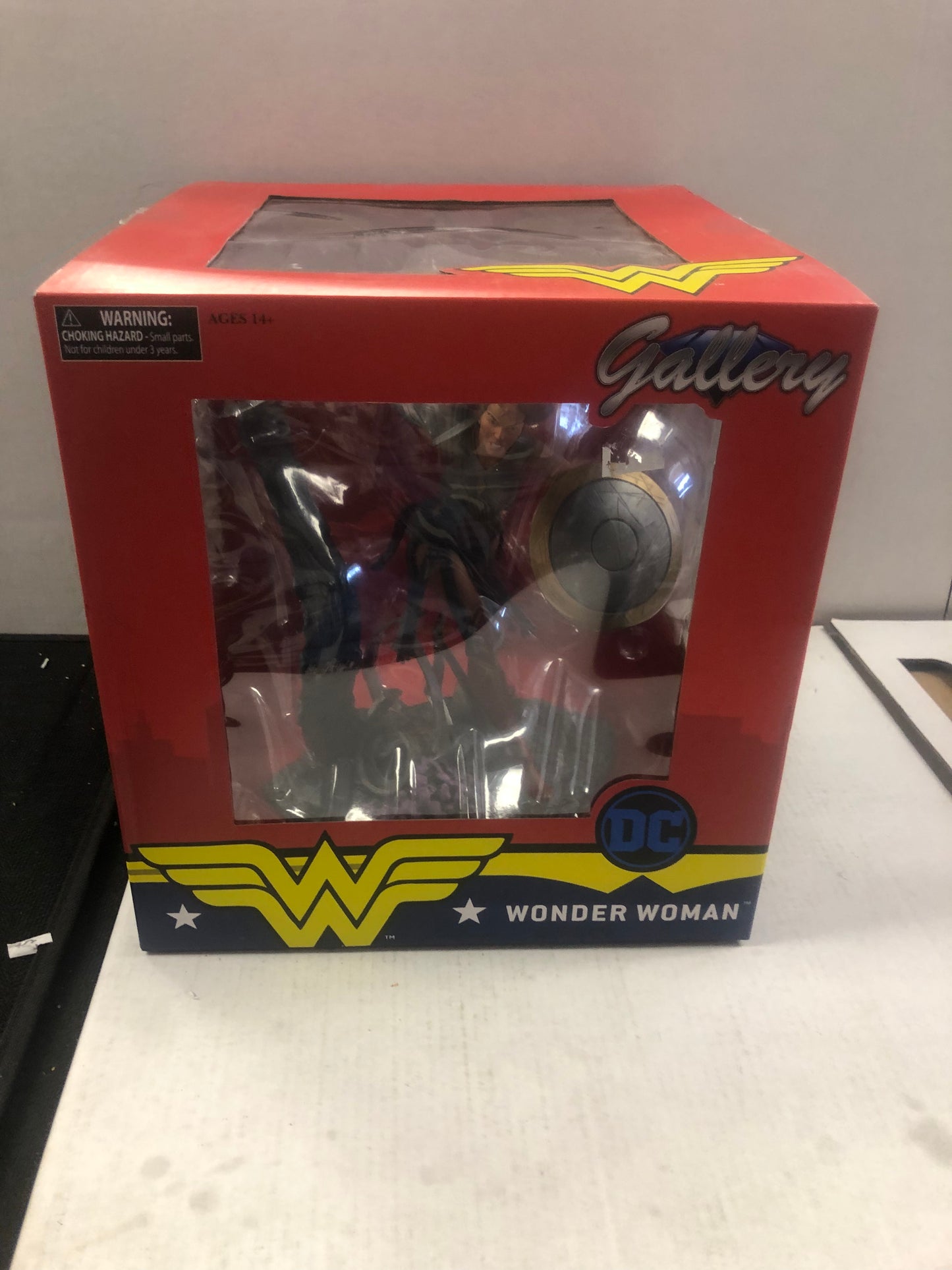 DIAMOND GALLERY WONDER WOMAN DARK MULTIVERSE PVC DIORAMA GREAT CONDITION BOX OPENED