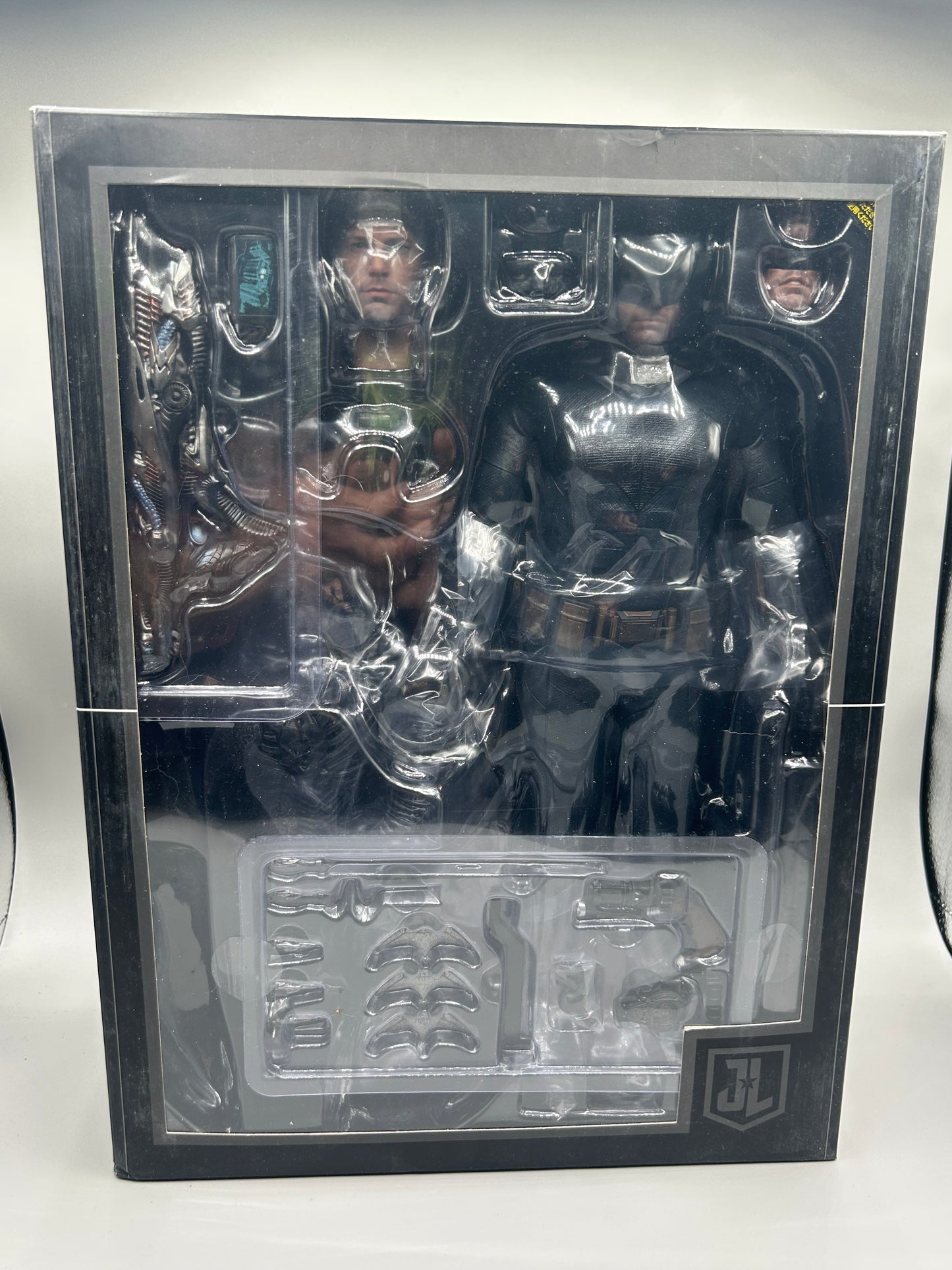 DC COLLECTABLES Justice League Batman Deluxe Version 1/6th Scale in Box Light Play