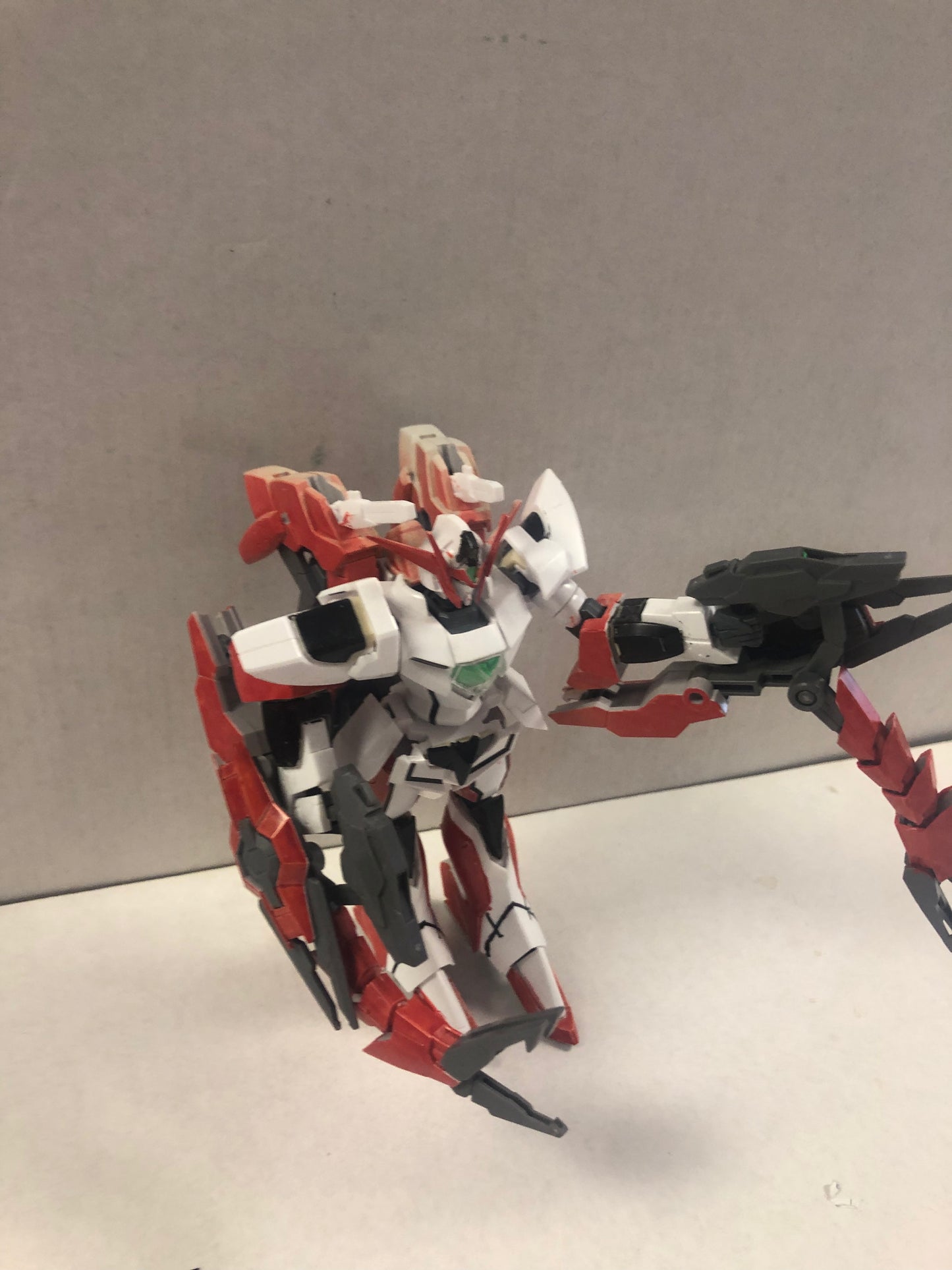 LOOSE RED AND WHITE GUNDAM