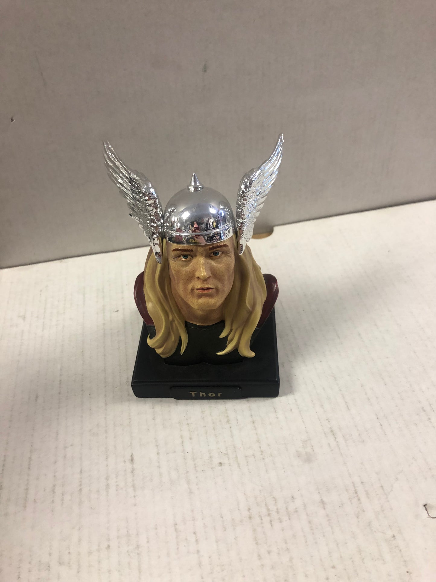 DIAMOND SELECT THE MIGHTY THOR  MINI HEAD BUST BASED ON DESIGNS BY ALEX ROSS 146/2000 COMES WITH BOX SLIGHT BOX DAMAGE ON TOP OF BOX