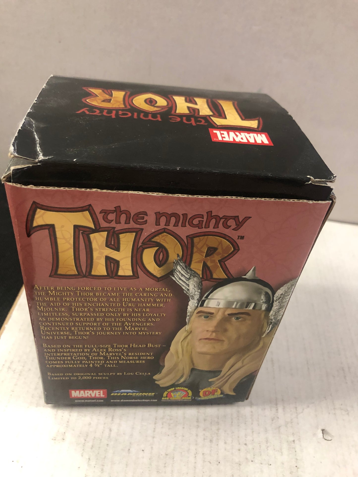 DIAMOND SELECT THE MIGHTY THOR  MINI HEAD BUST BASED ON DESIGNS BY ALEX ROSS 146/2000 COMES WITH BOX SLIGHT BOX DAMAGE ON TOP OF BOX